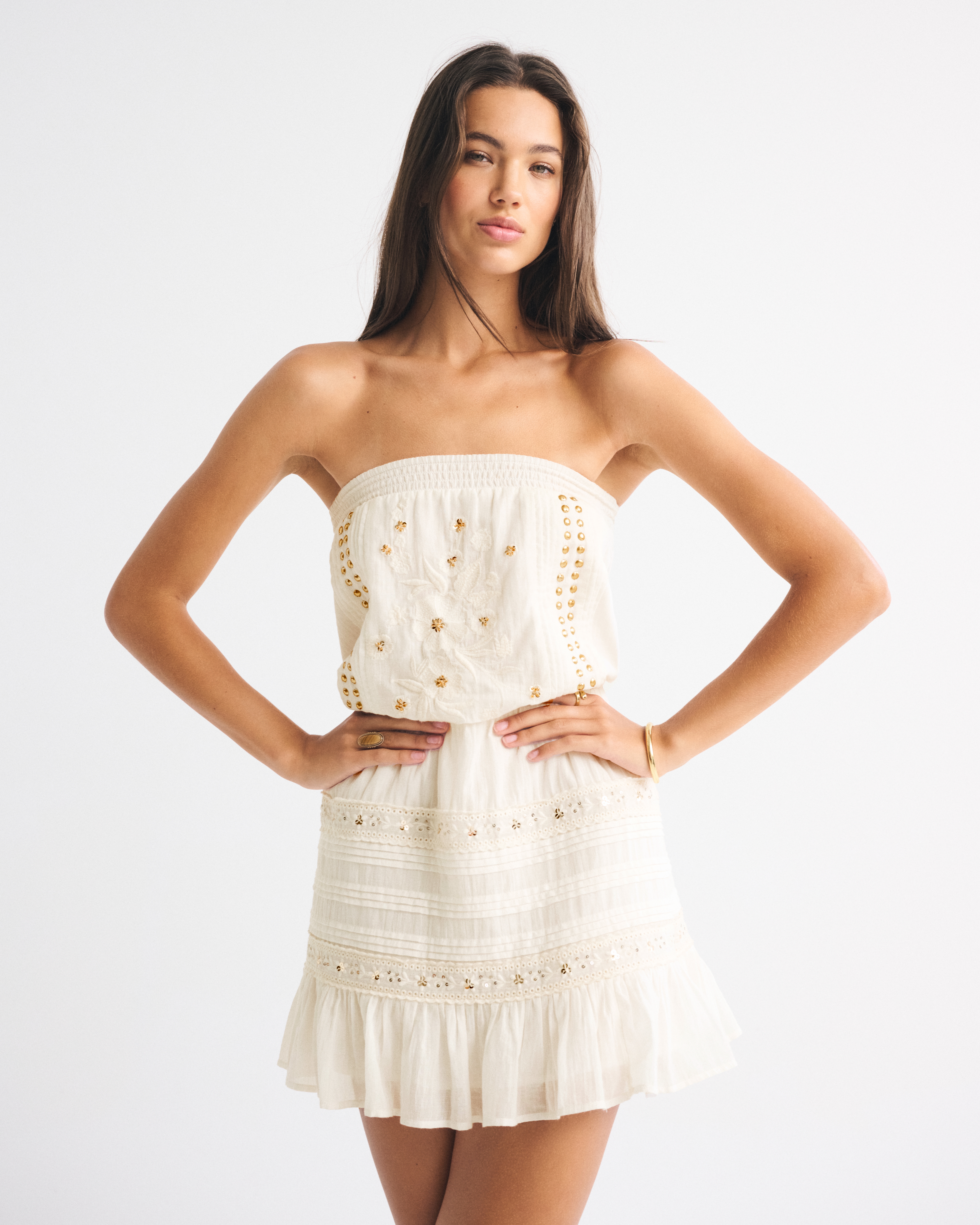 Женское платье Abercrombie & Fitch Strapless Easy Waist Embellished Mini, цвет: Кремовый — фото 2