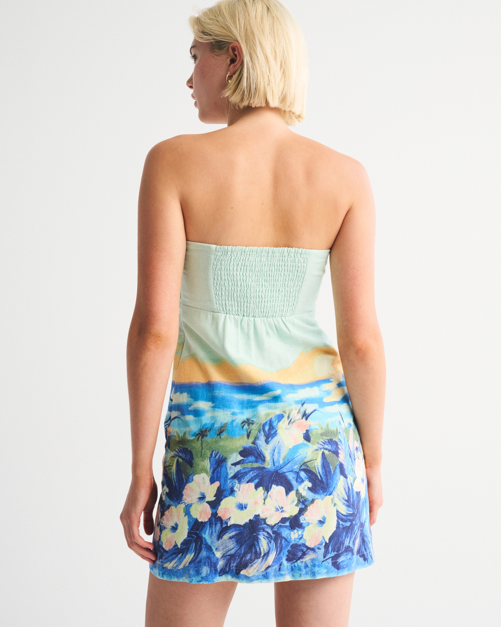 The A&F Scarlett Strapless Linen-Blend Hardware Skort