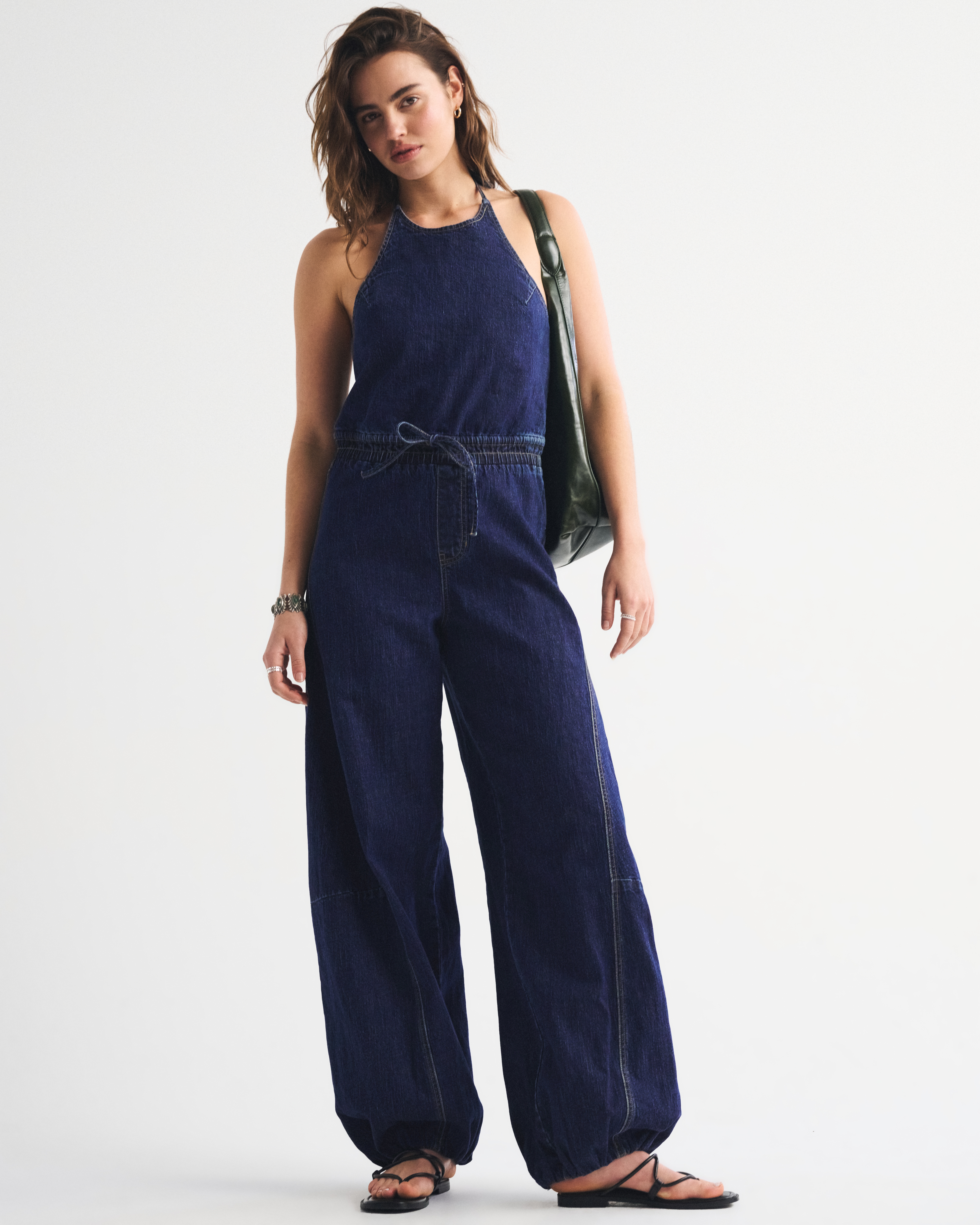 Женские комбинезоны Abercrombie & Fitch High-Neck Linen-Blend Denim Balloon Leg Jumpsuit — фото 2