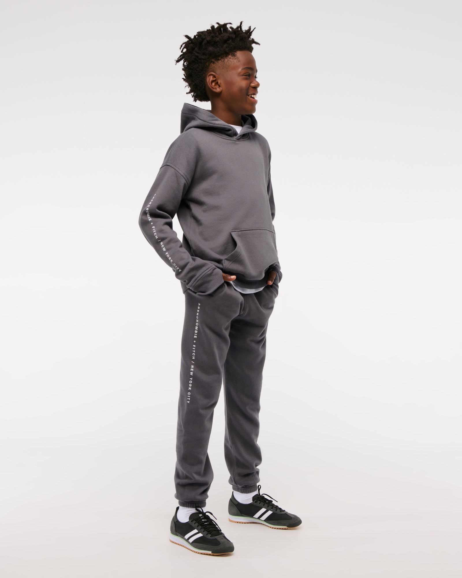logo joggers