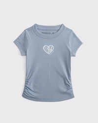 camiseta con estampa de logo y fruncido lateral para niños pequeños