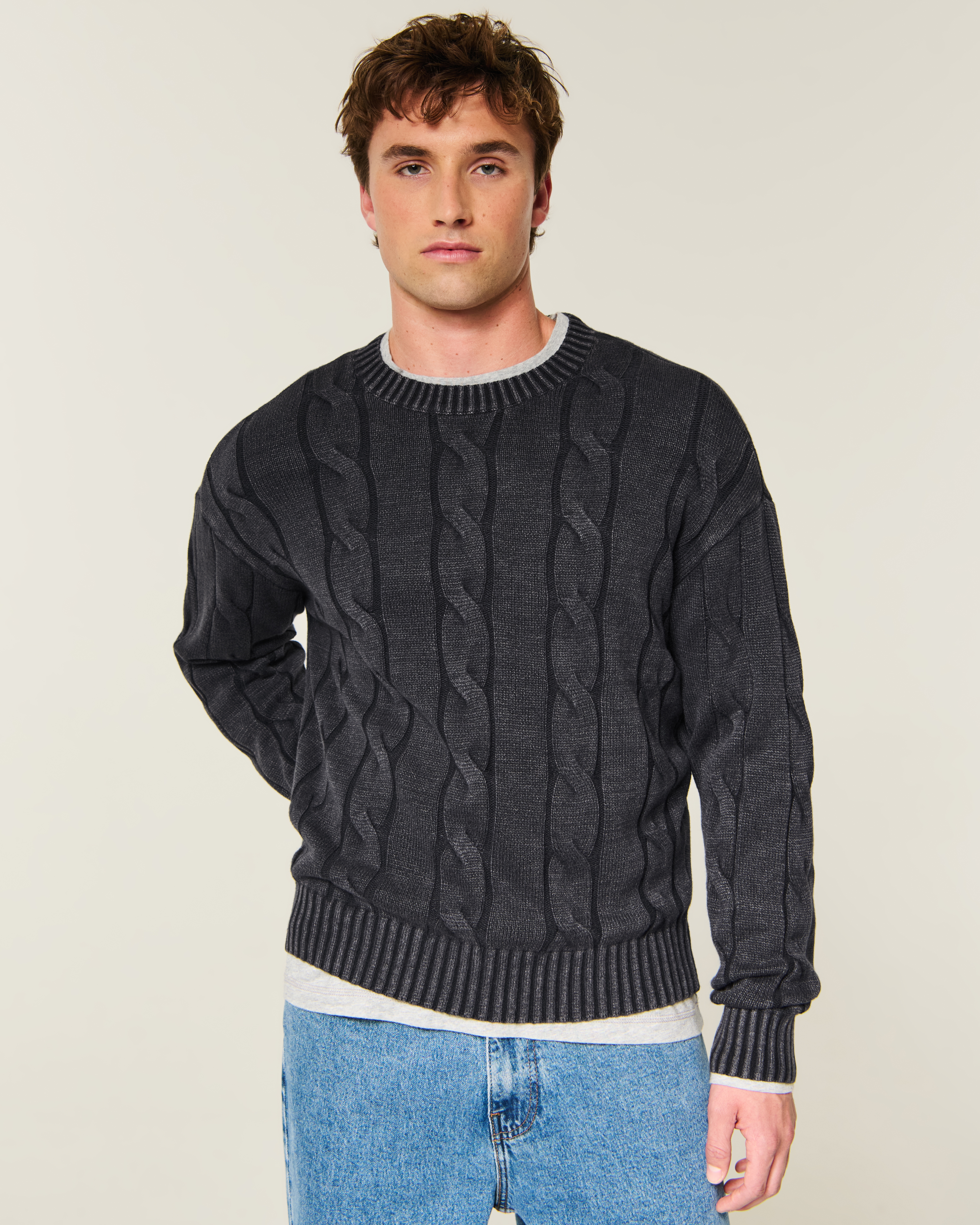 Мужской свитер Hollister Boxy Washed Cable-Knit Crew, цвет: Угольный — фото 2