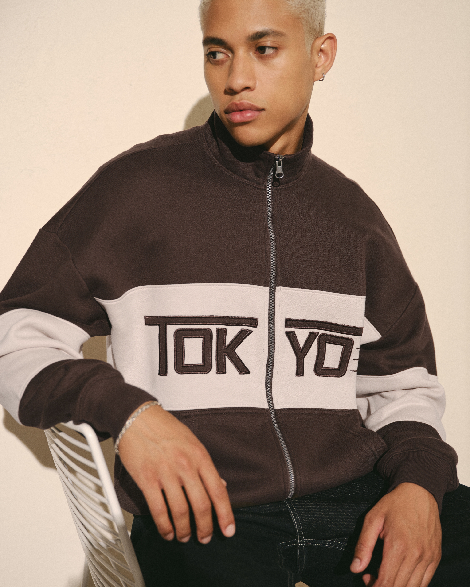 Мужская толстовка Hollister Boxy Zip-Up Tokyo Graphic, цвет: Тёмный коричневый — фото 2