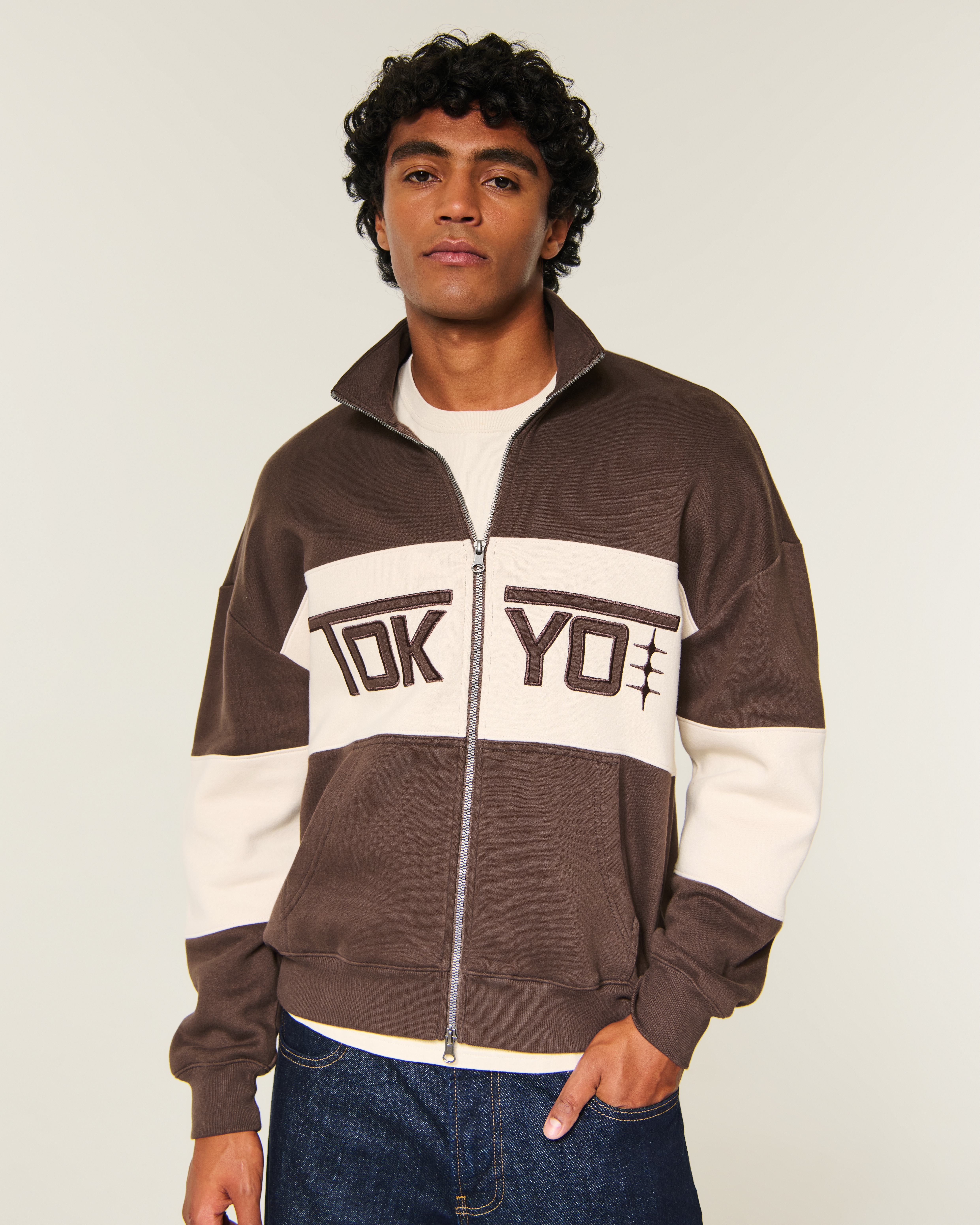 Мужская толстовка Hollister Boxy Zip-Up Tokyo Graphic, цвет: Тёмный коричневый — фото 3