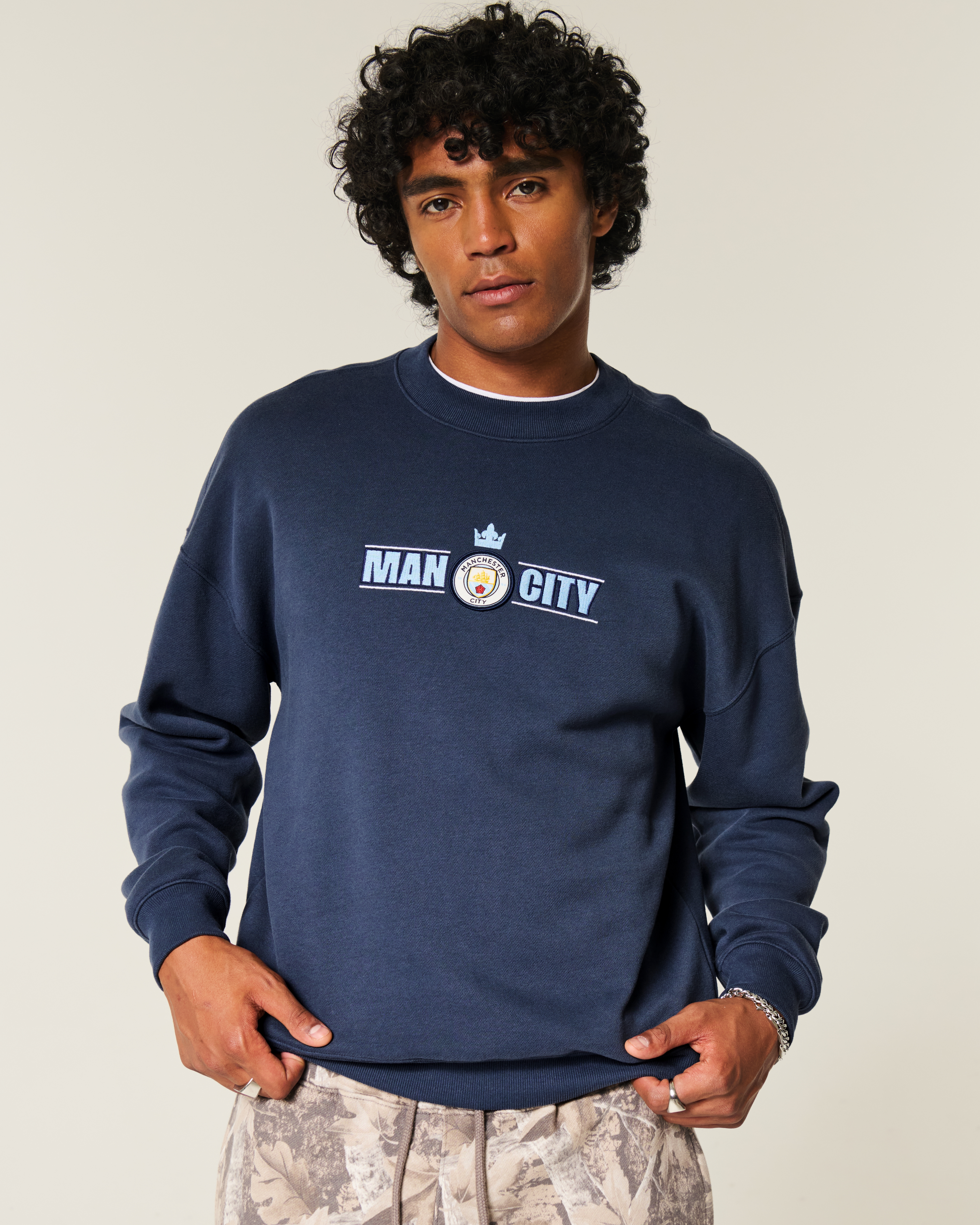 Мужские худи Hollister Boxy Manchester City FC Graphic Crew Sweatshirt — фото 2