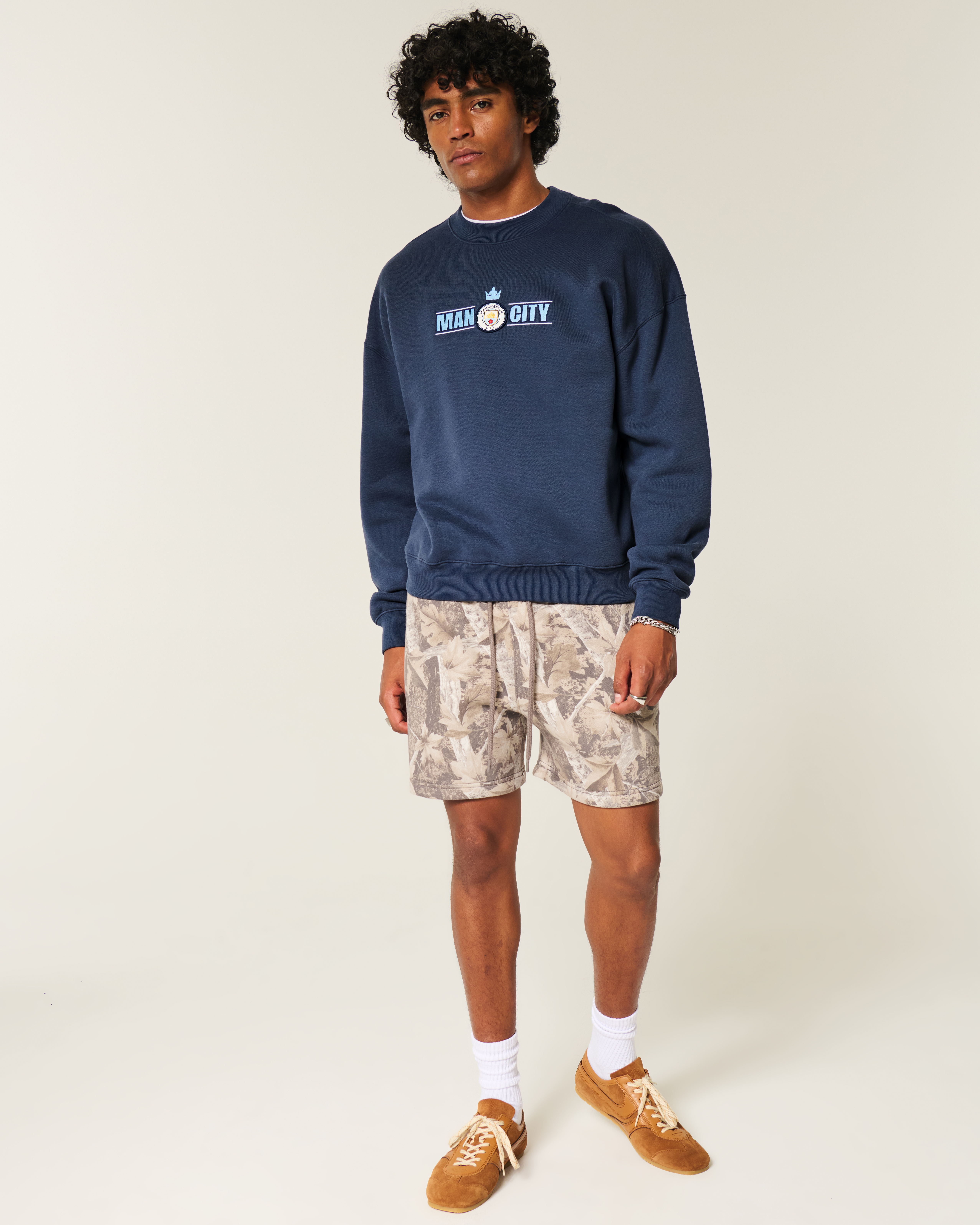 Мужские худи Hollister Boxy Manchester City FC Graphic Crew Sweatshirt — фото 3