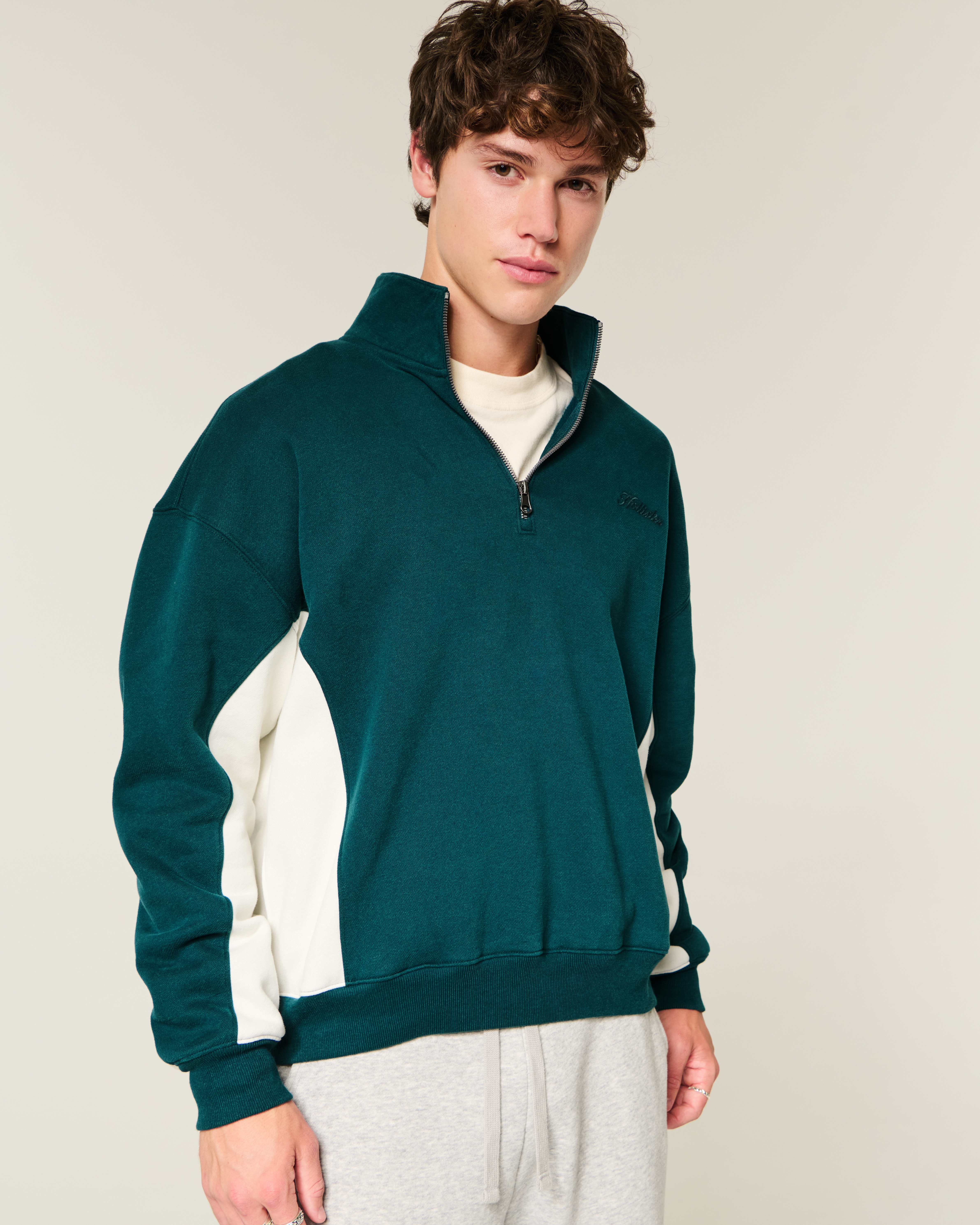 Мужские худи Hollister Boxy Logo Quarter-Zip Sweatshirt — фото 2