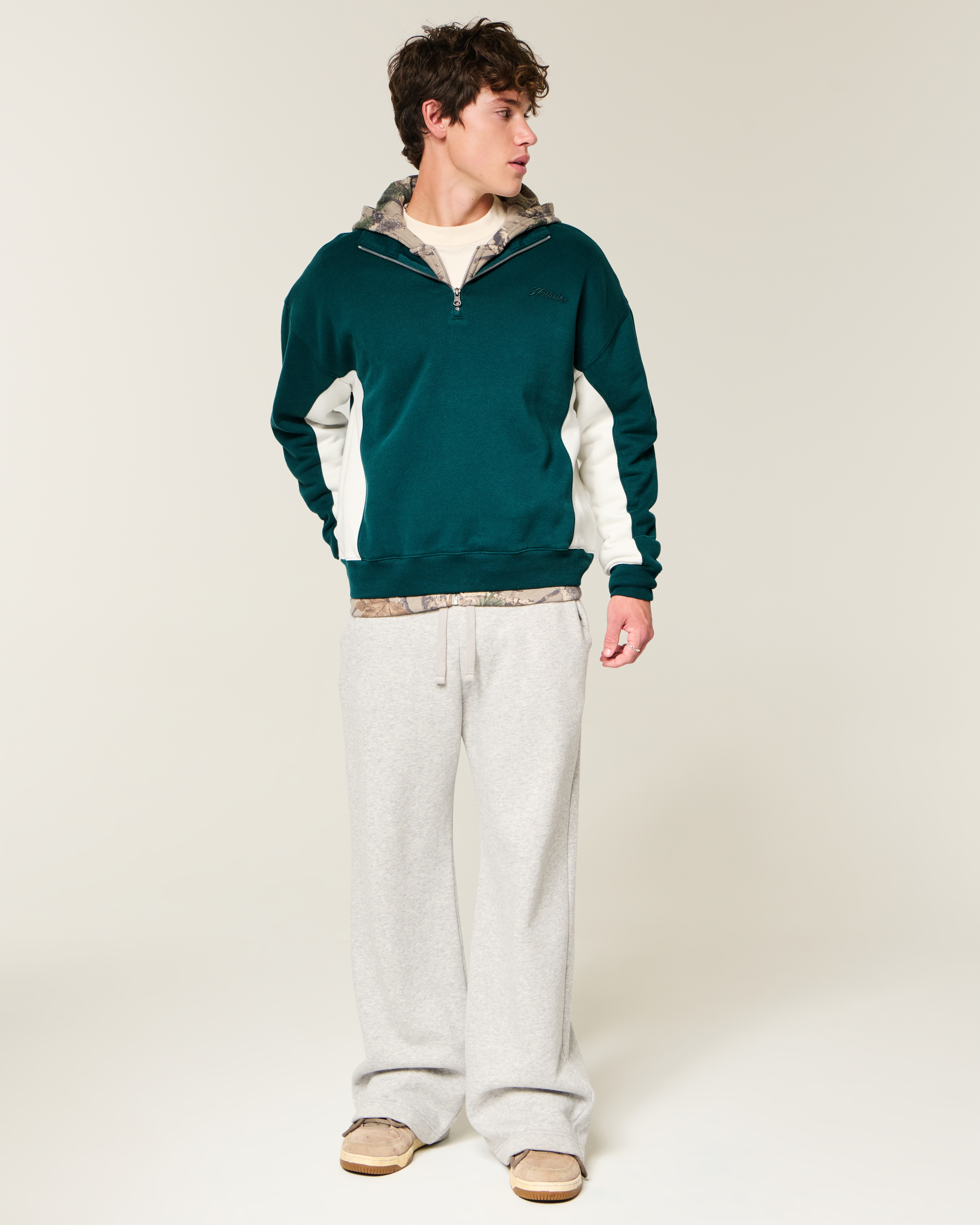 Мужские худи Hollister Boxy Logo Quarter-Zip Sweatshirt — фото 3
