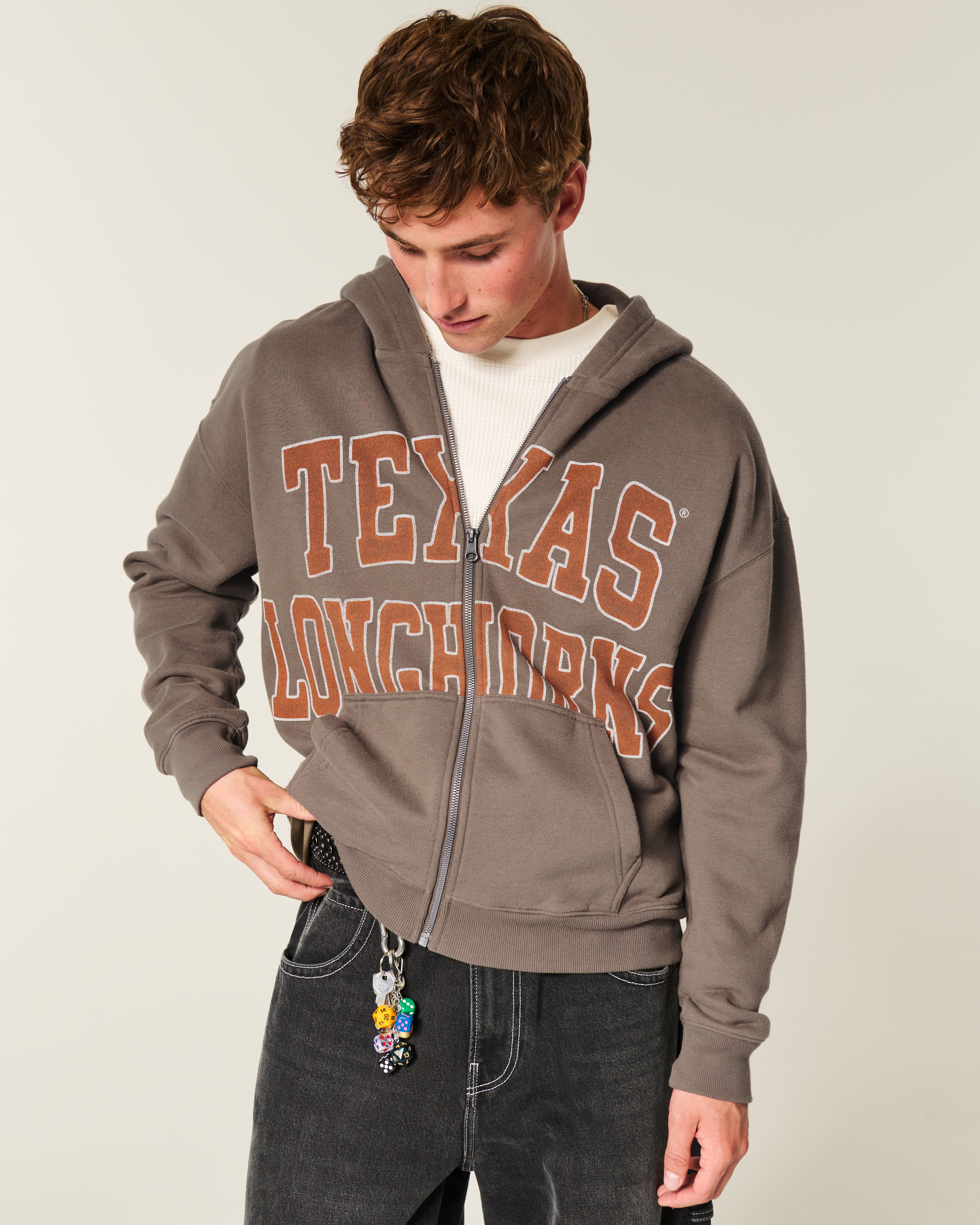 Мужское худи Hollister Boxy Zip-Up University of Cincinnati Bearcats Graphic, цвет: Коричневый — фото 2