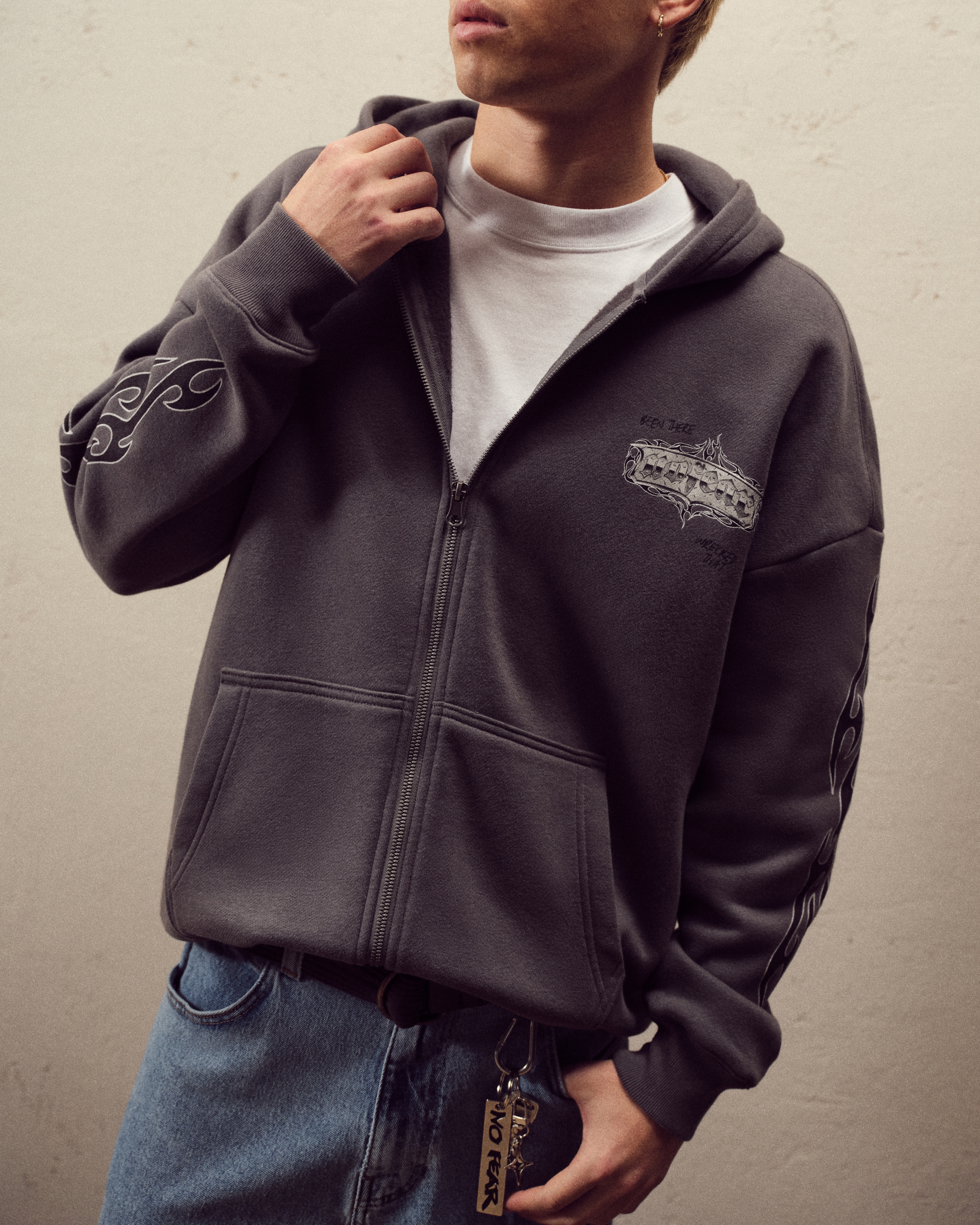 Мужское худи Hollister Boxy Zip-Up No Fear Graphic Camo, цвет: Тёмный серый — фото 2