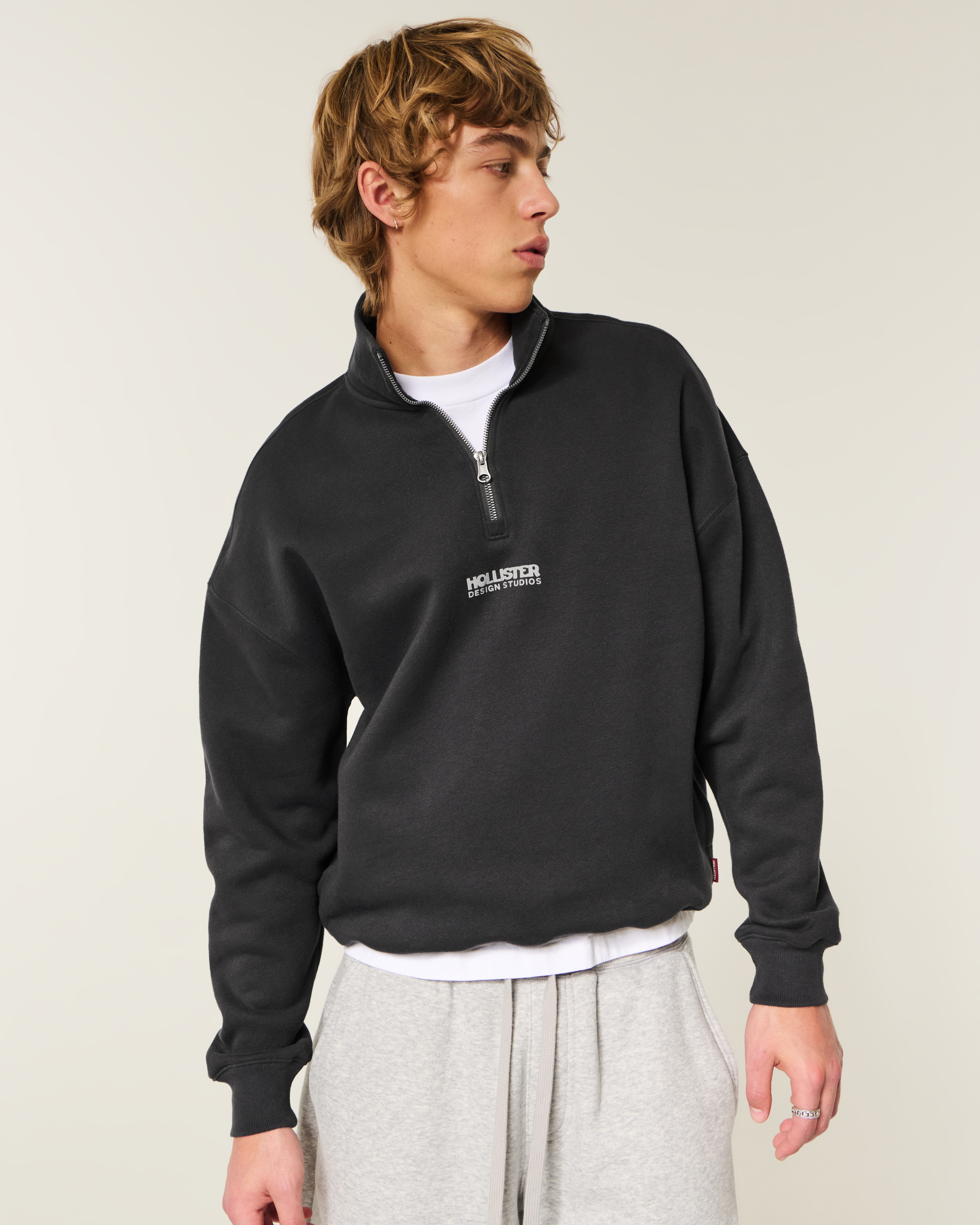 Мужские худи Hollister Boxy Quarter-Zip Logo Graphic Sweatshirt — фото 2