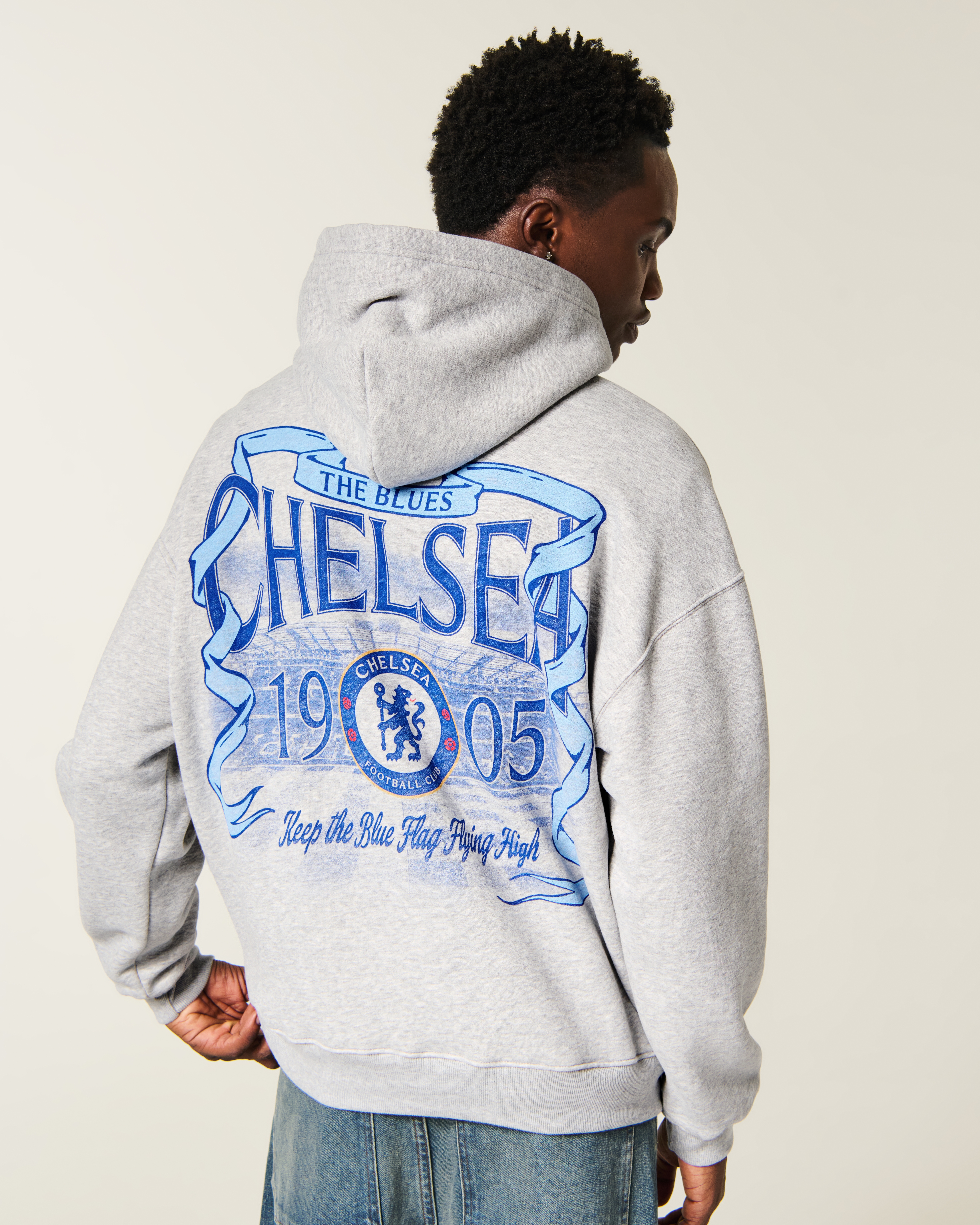 Мужское худи Hollister Chelsea F.C. Graphic, цвет: Меланжевый серый — фото 2