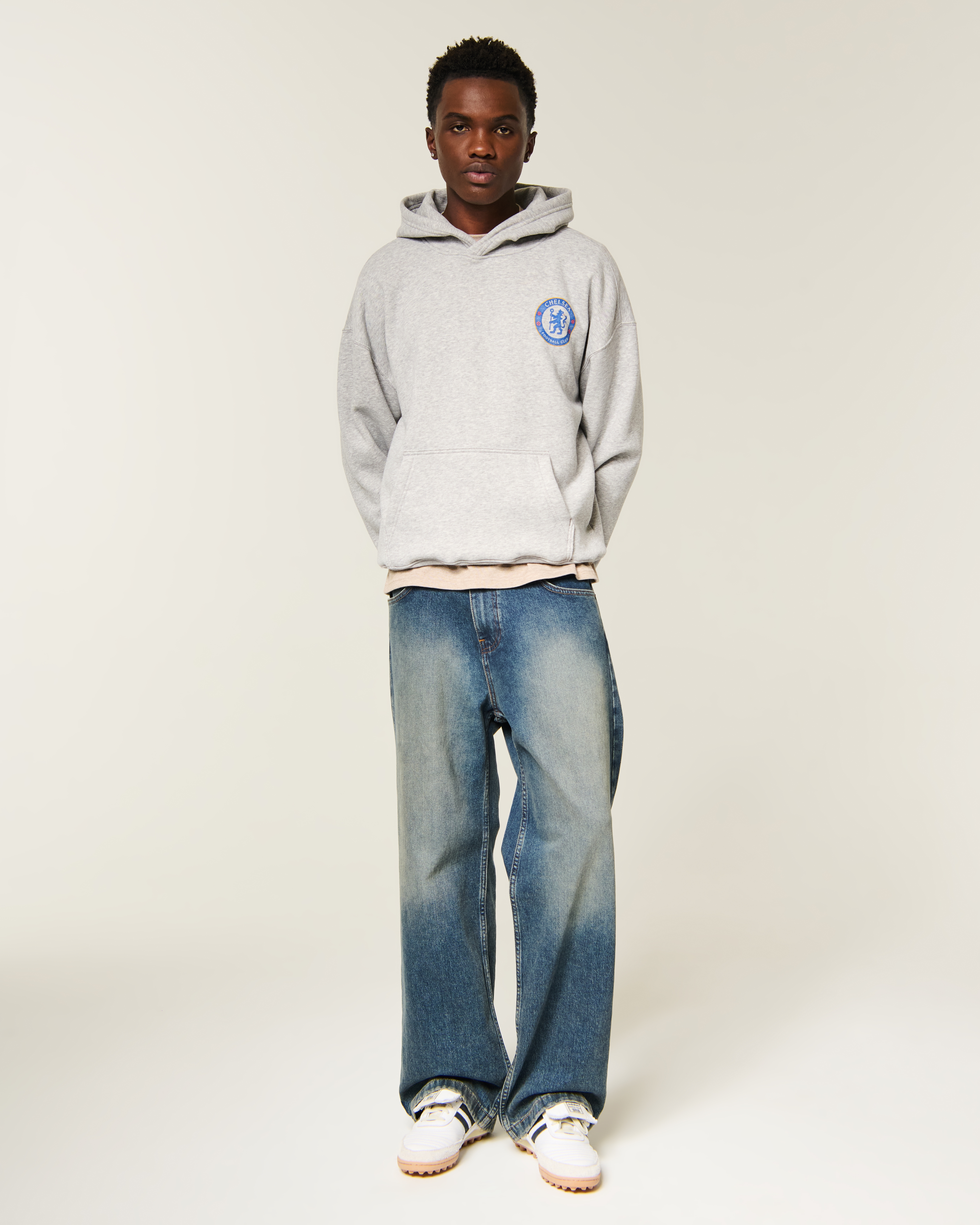 Мужское худи Hollister Chelsea F.C. Graphic, цвет: Меланжевый серый — фото 3