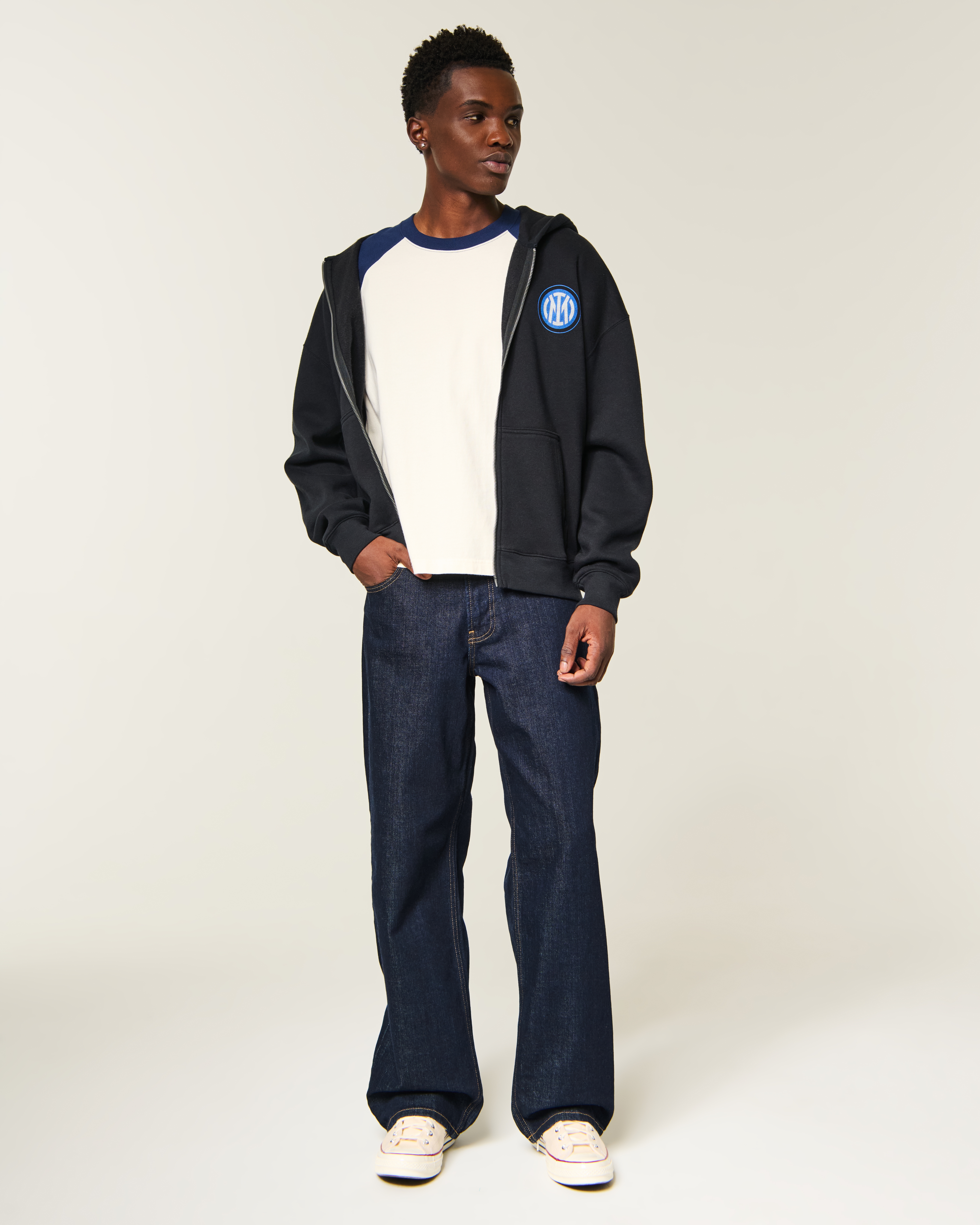 Мужское худи Hollister Zip-Up Inter Milan Graphic, цвет: Чёрный — фото 3
