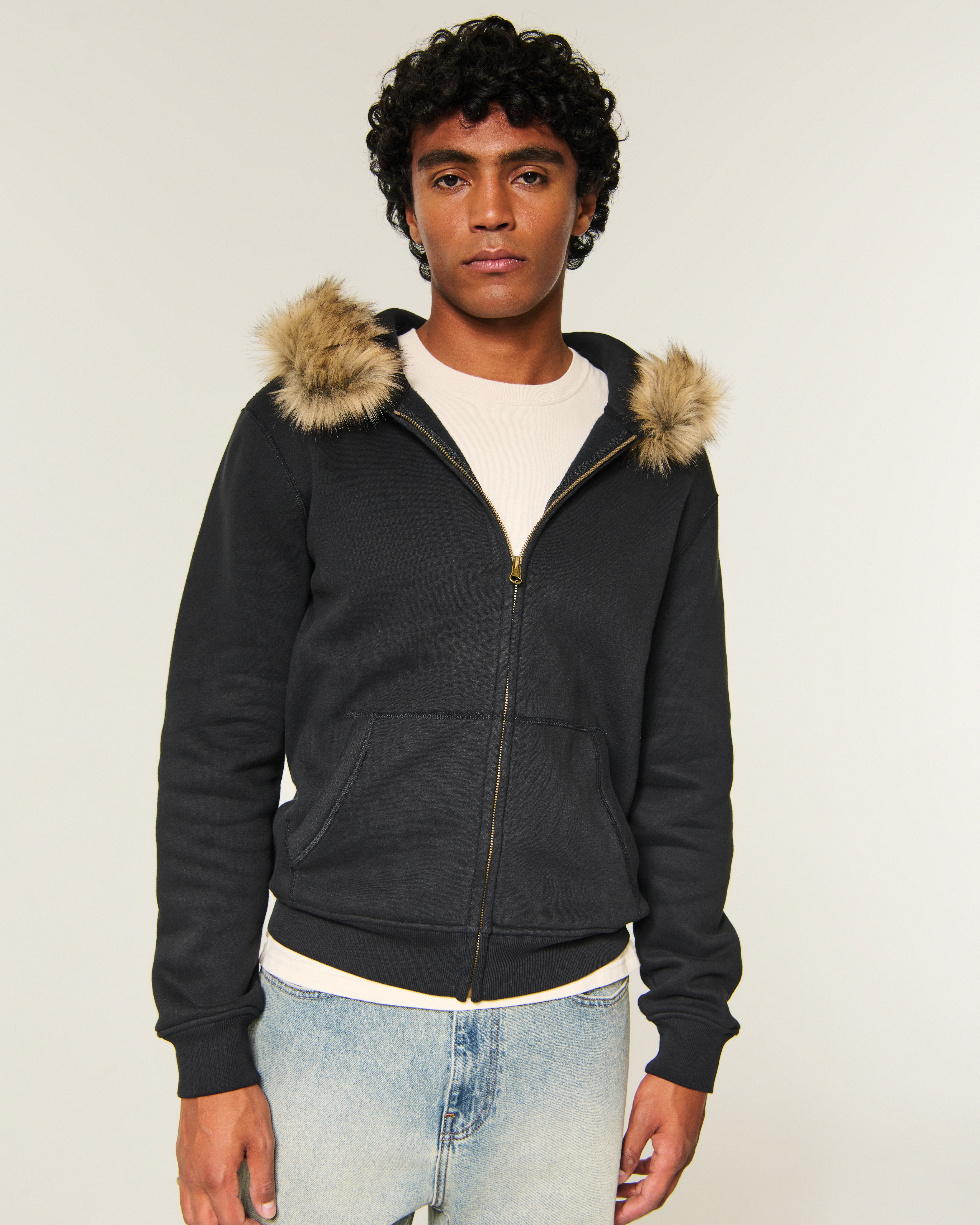 Мужское худи Hollister Feel Good Faux Fur Trim Zip-Up Graphic, цвет: Чёрный — фото 2