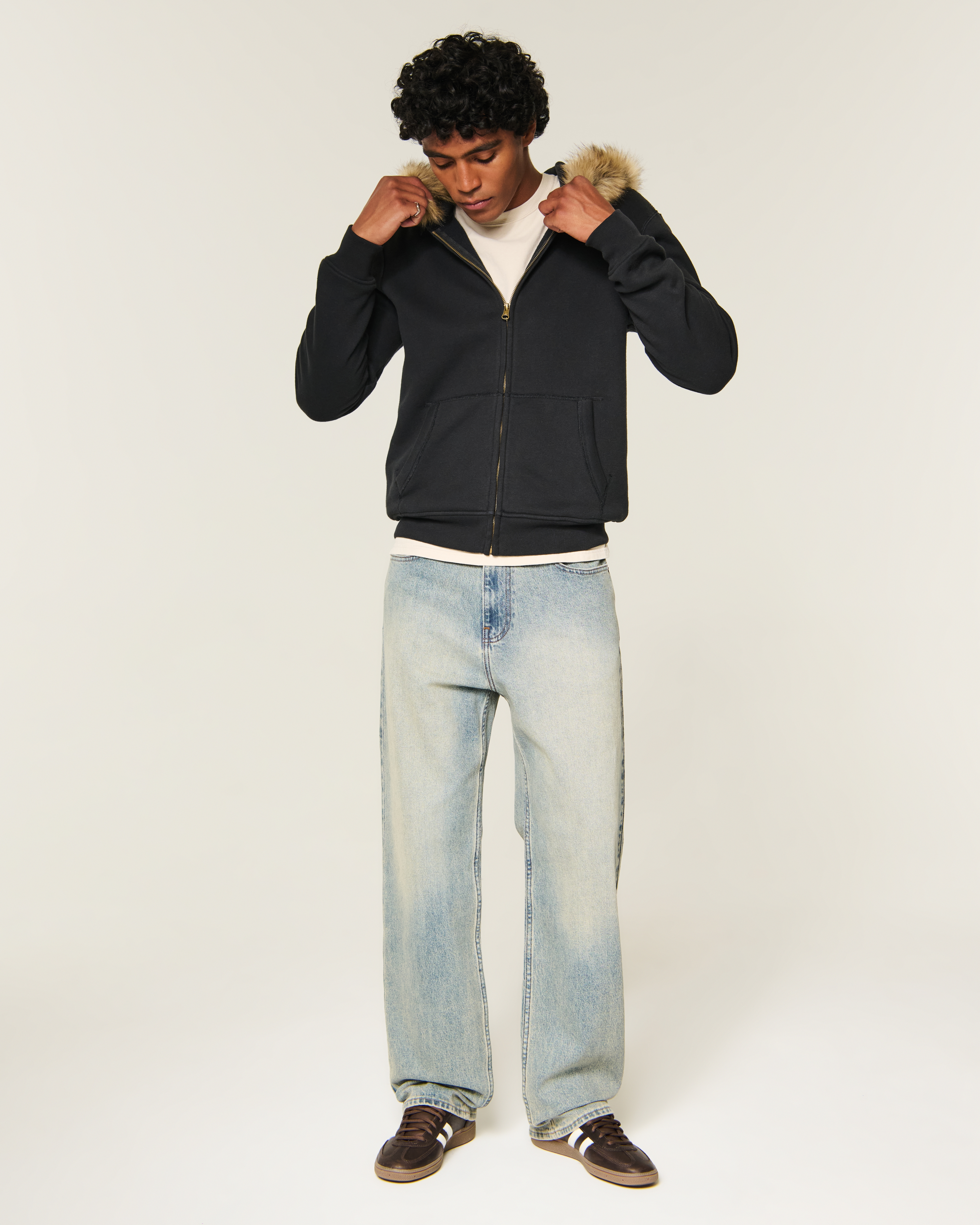 Мужское худи Hollister Feel Good Faux Fur Trim Zip-Up Graphic, цвет: Чёрный — фото 3