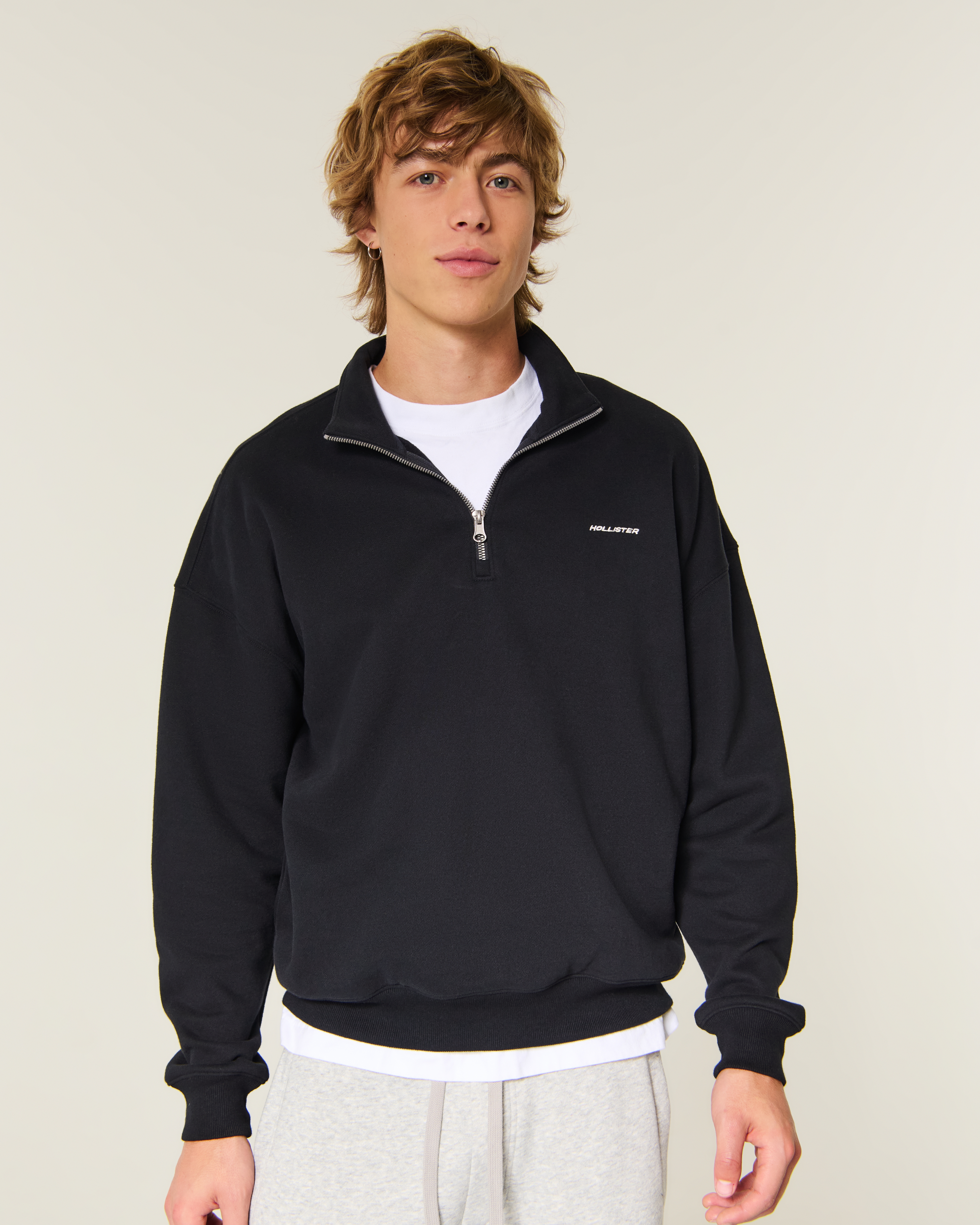 Мужская толстовка Hollister Feel Good Boxy Quarter-Zip Logo, цвет: Чёрный — фото 2