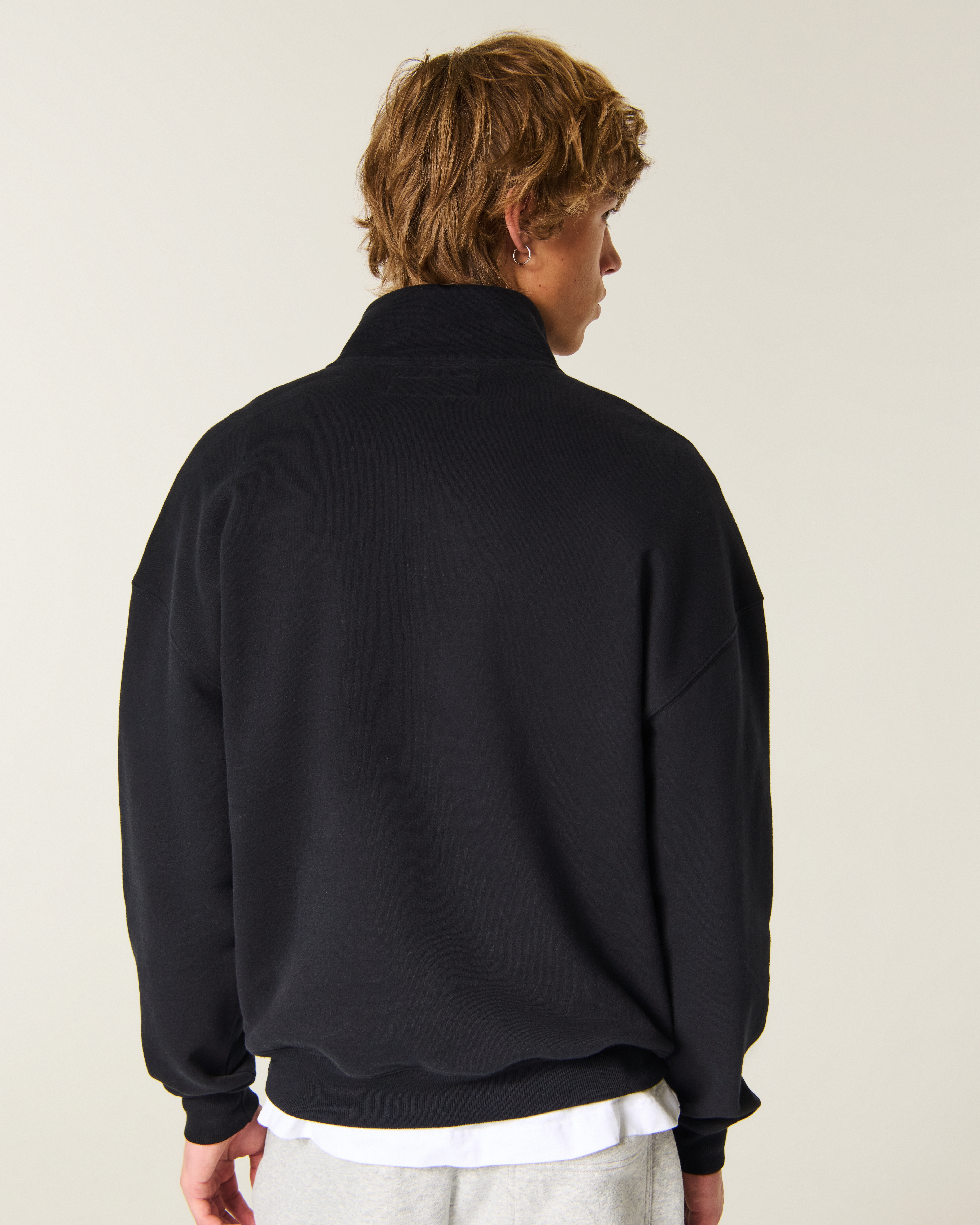 Мужская толстовка Hollister Feel Good Boxy Quarter-Zip Logo, цвет: Чёрный — фото 3