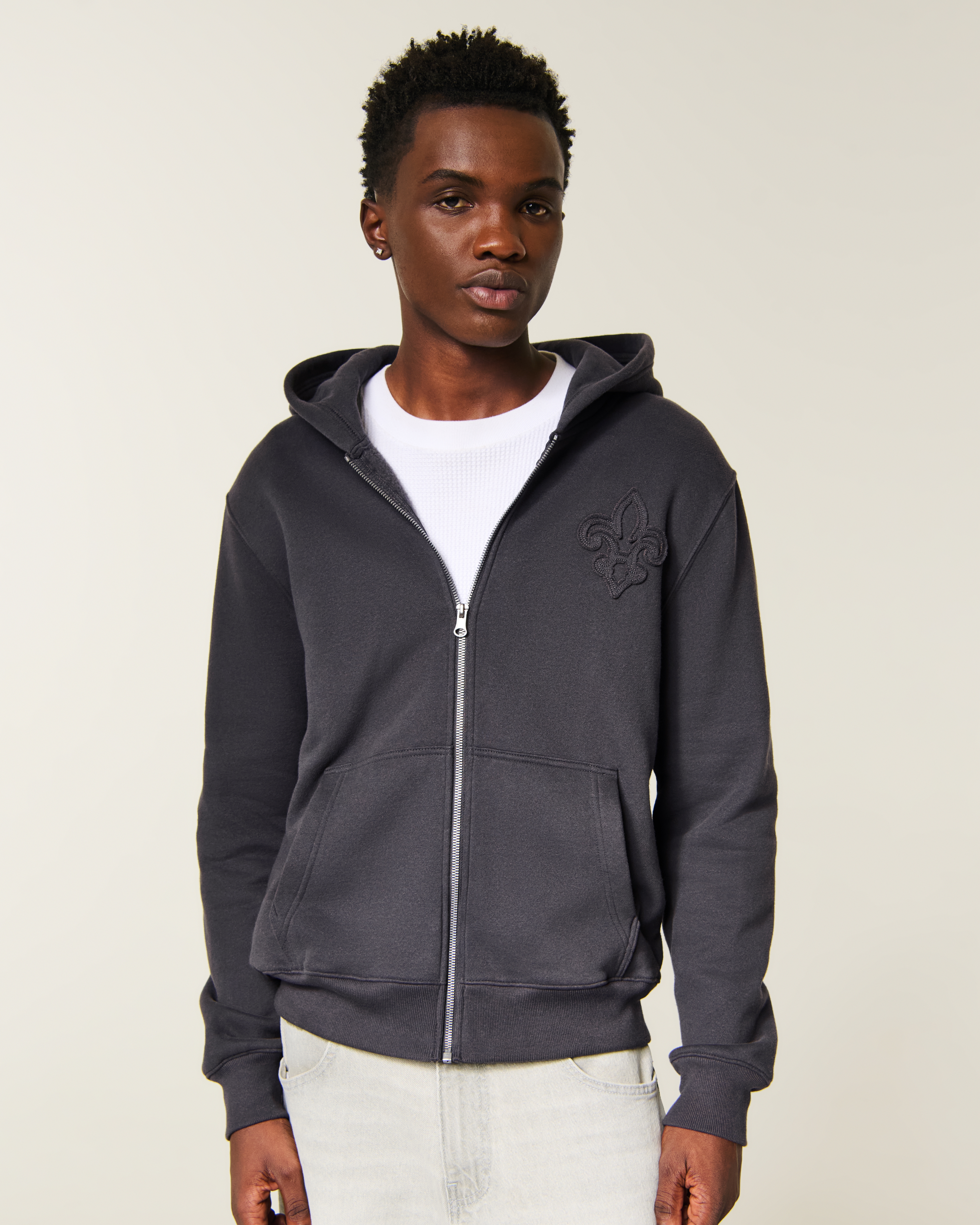 Мужское худи Hollister Feel Good Zip-Up Y2K Graphic, цвет: Угольный — фото 2