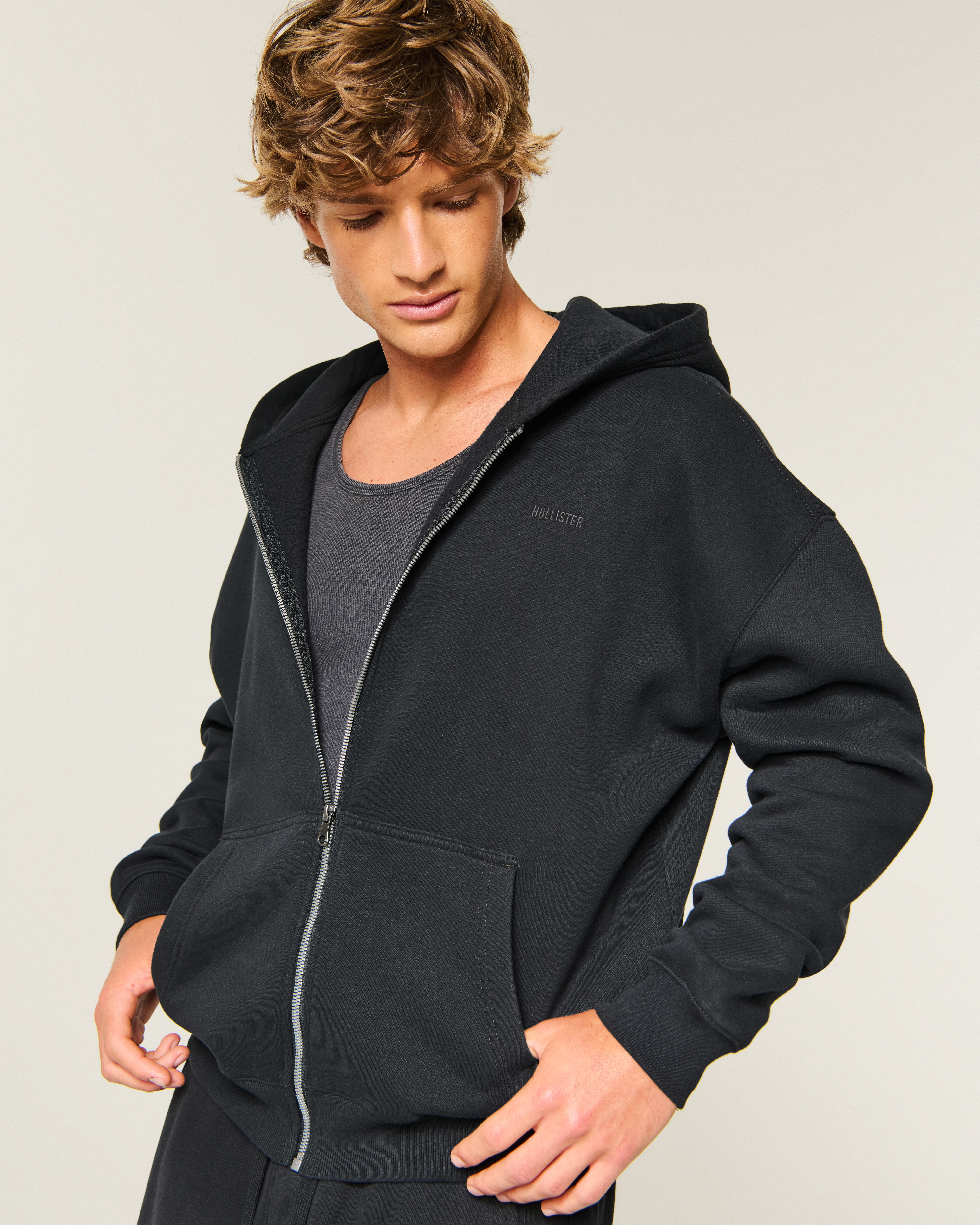 Мужское худи Hollister Boxy Zip-Up Logo, цвет: Чёрный — фото 2