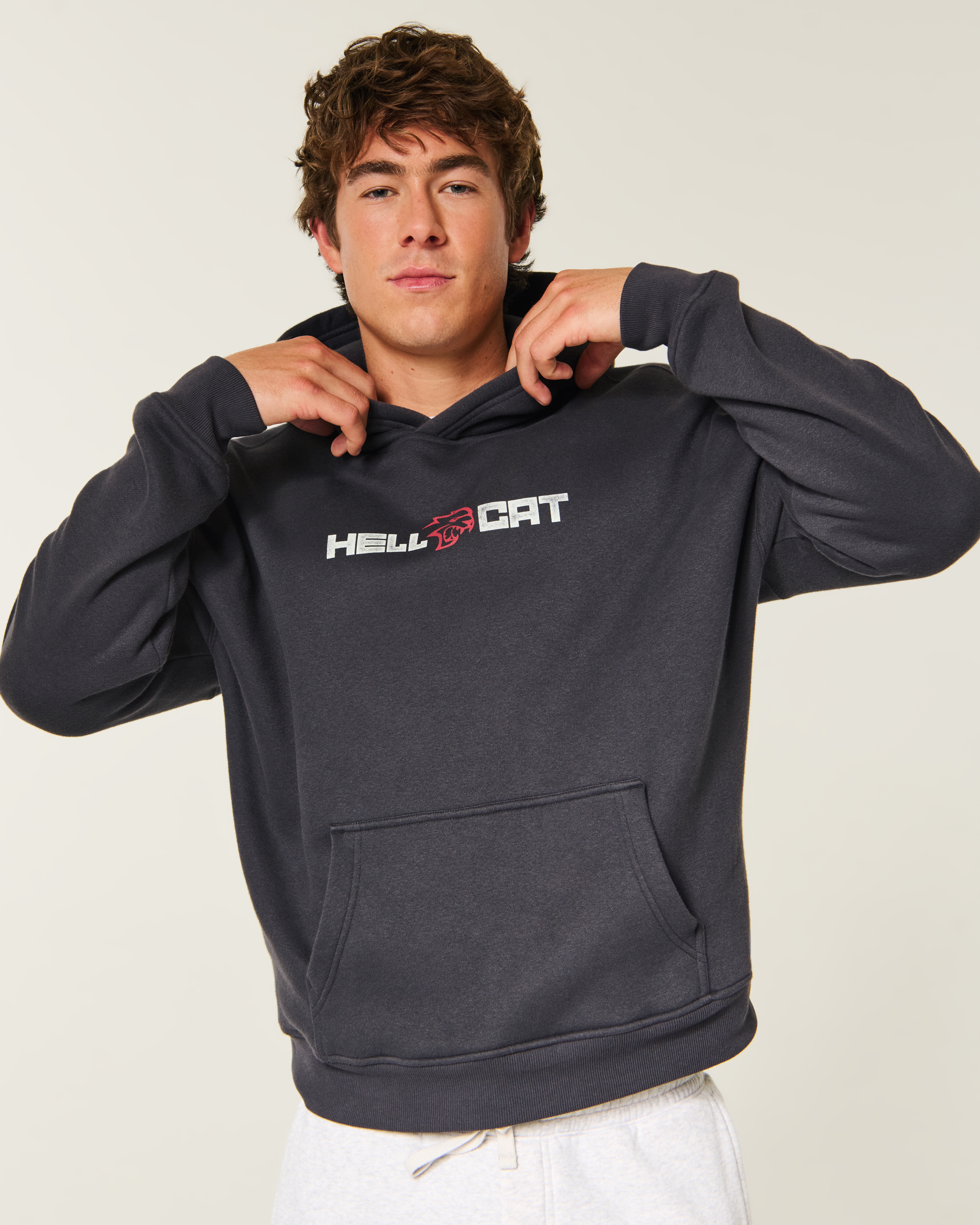 Мужское худи Hollister Feel Good Boxy Dodge Charger SRT Hellcat Graphic, цвет: Угольный — фото 2
