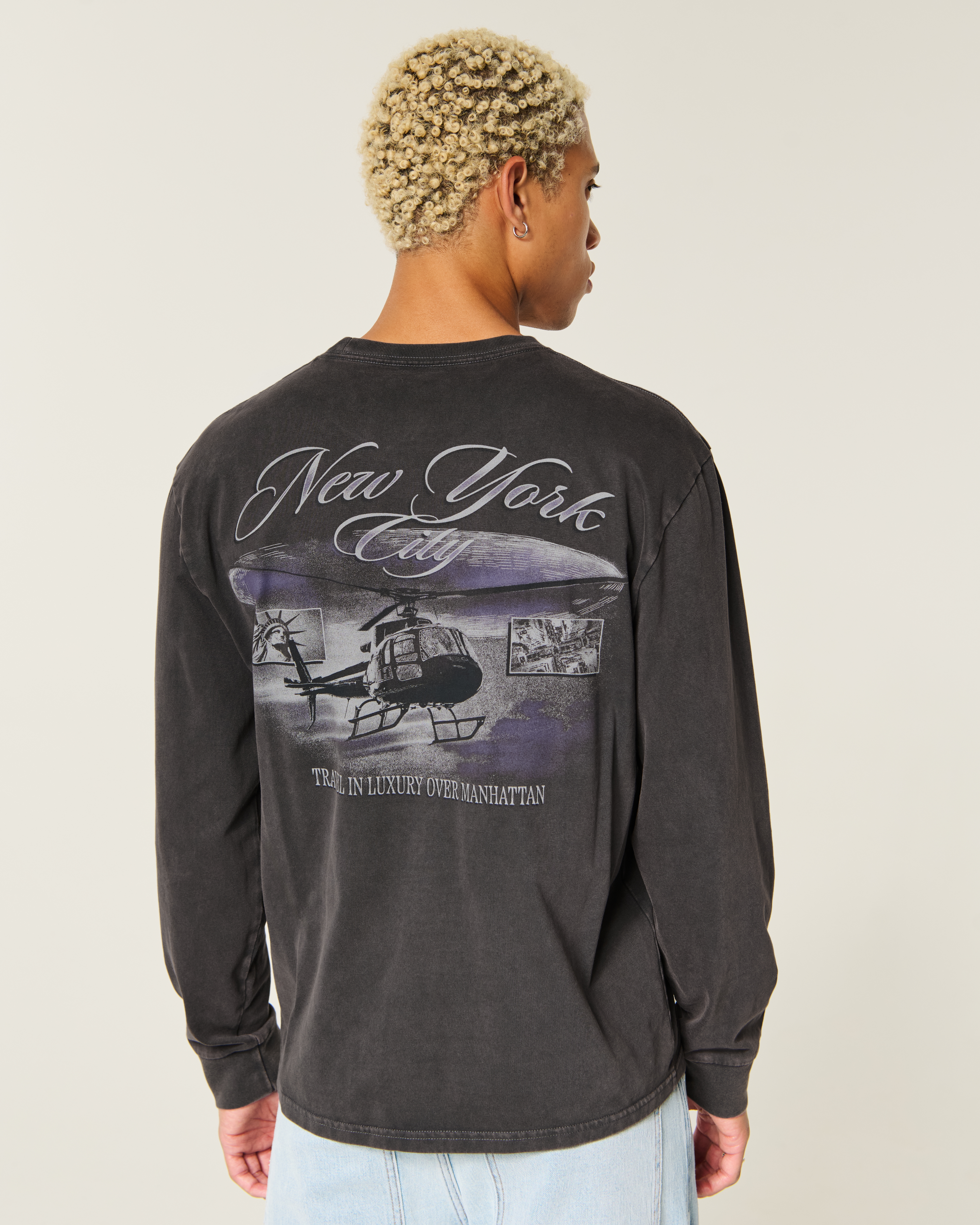 Мужская футболка Hollister Relaxed Cotton Long-Sleeve New York City Graphic, цвет: Чёрный — фото 2