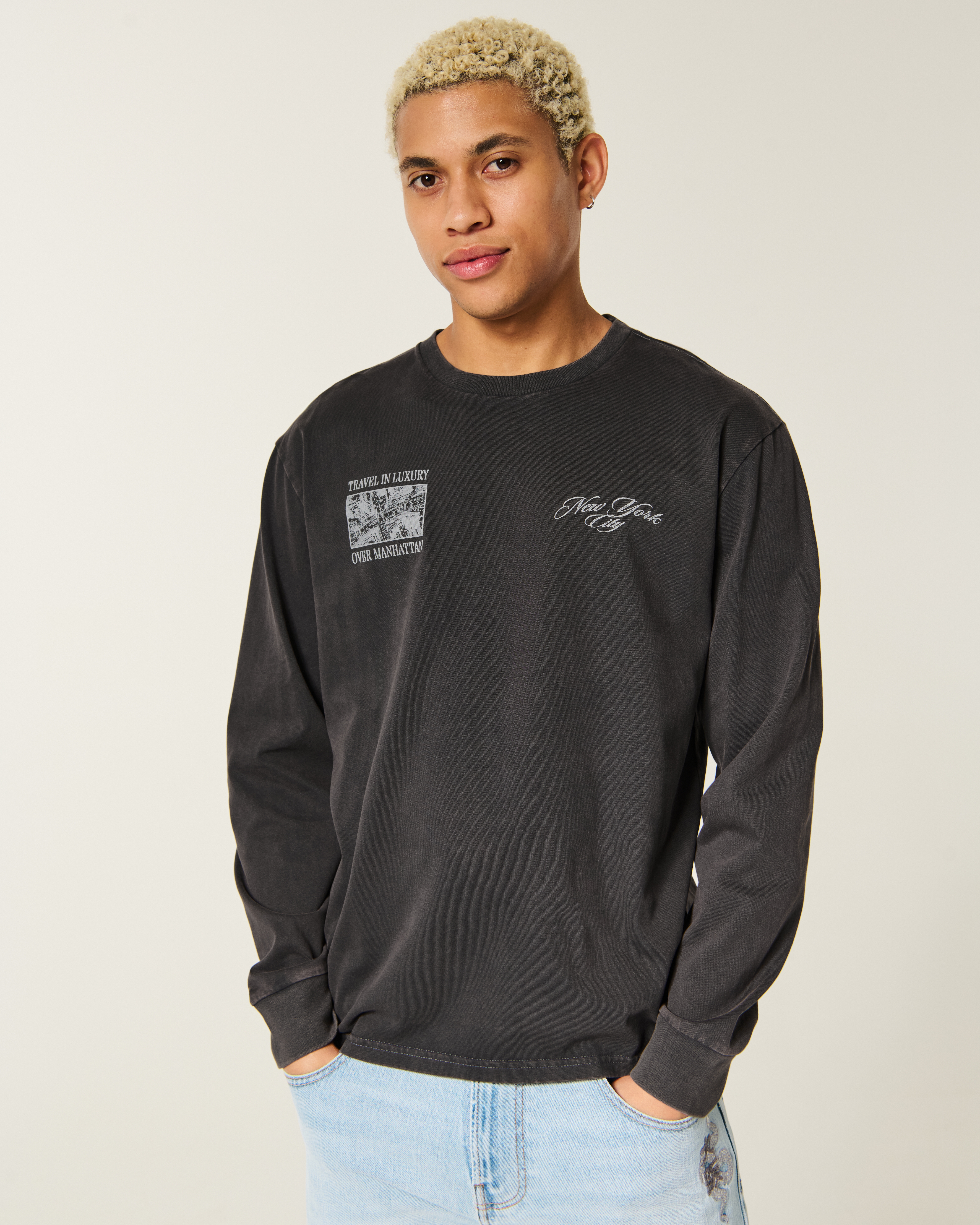 Мужская футболка Hollister Relaxed Cotton Long-Sleeve New York City Graphic, цвет: Чёрный — фото 3