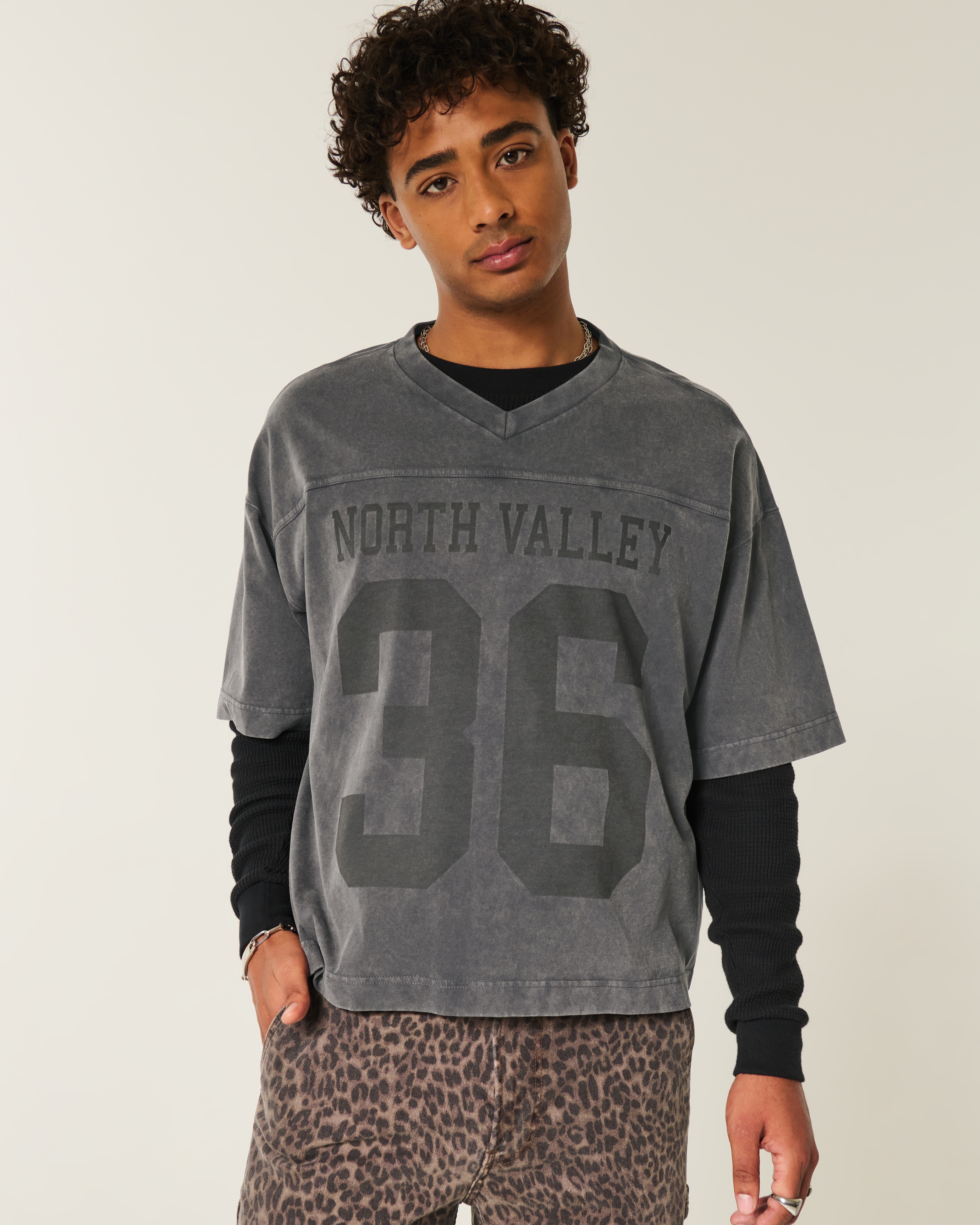 Мужские футболки Hollister Heavyweight Baggy Crop Varsity Graphic Football Tee — фото 2
