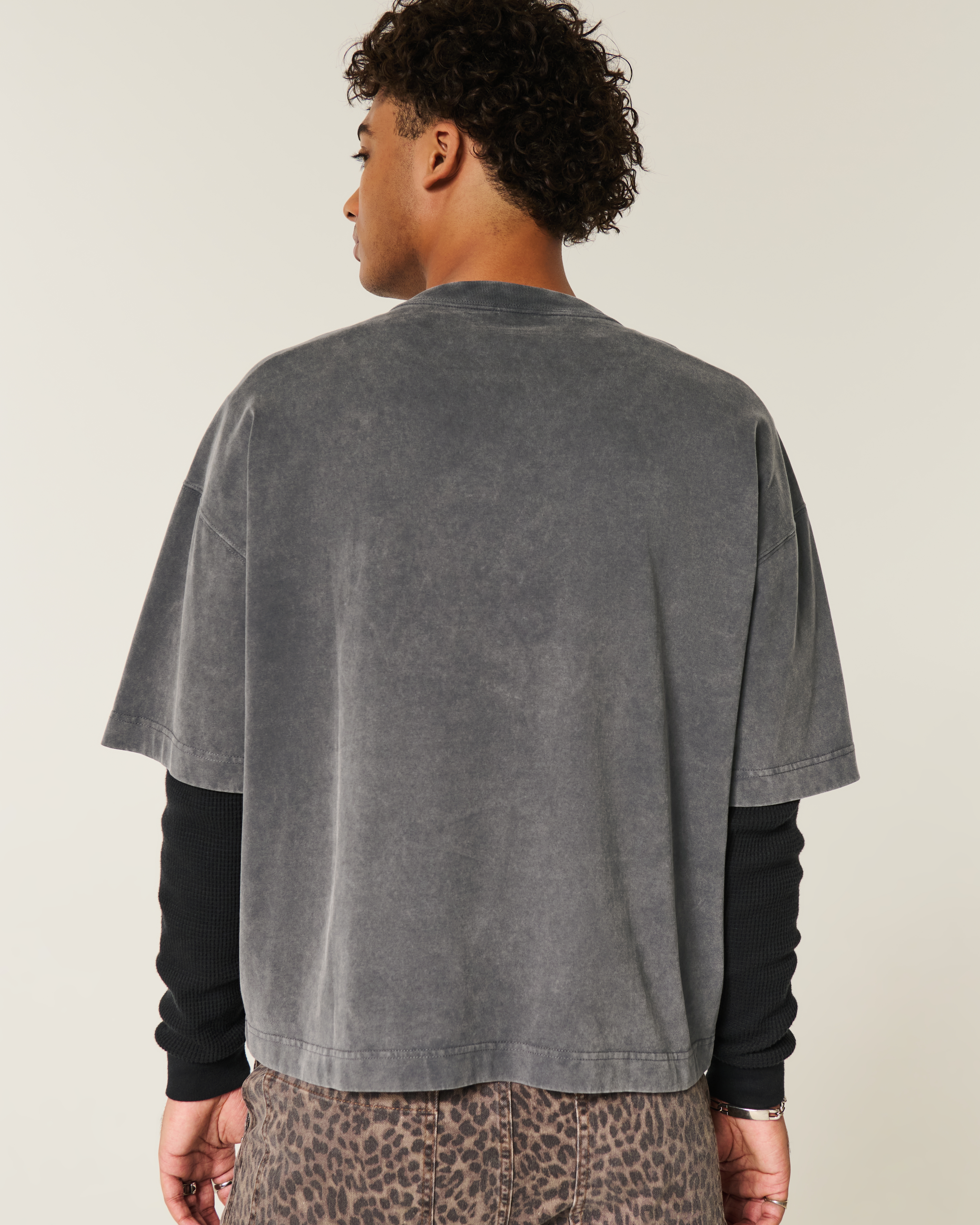 Мужские футболки Hollister Heavyweight Baggy Crop Varsity Graphic Football Tee — фото 3