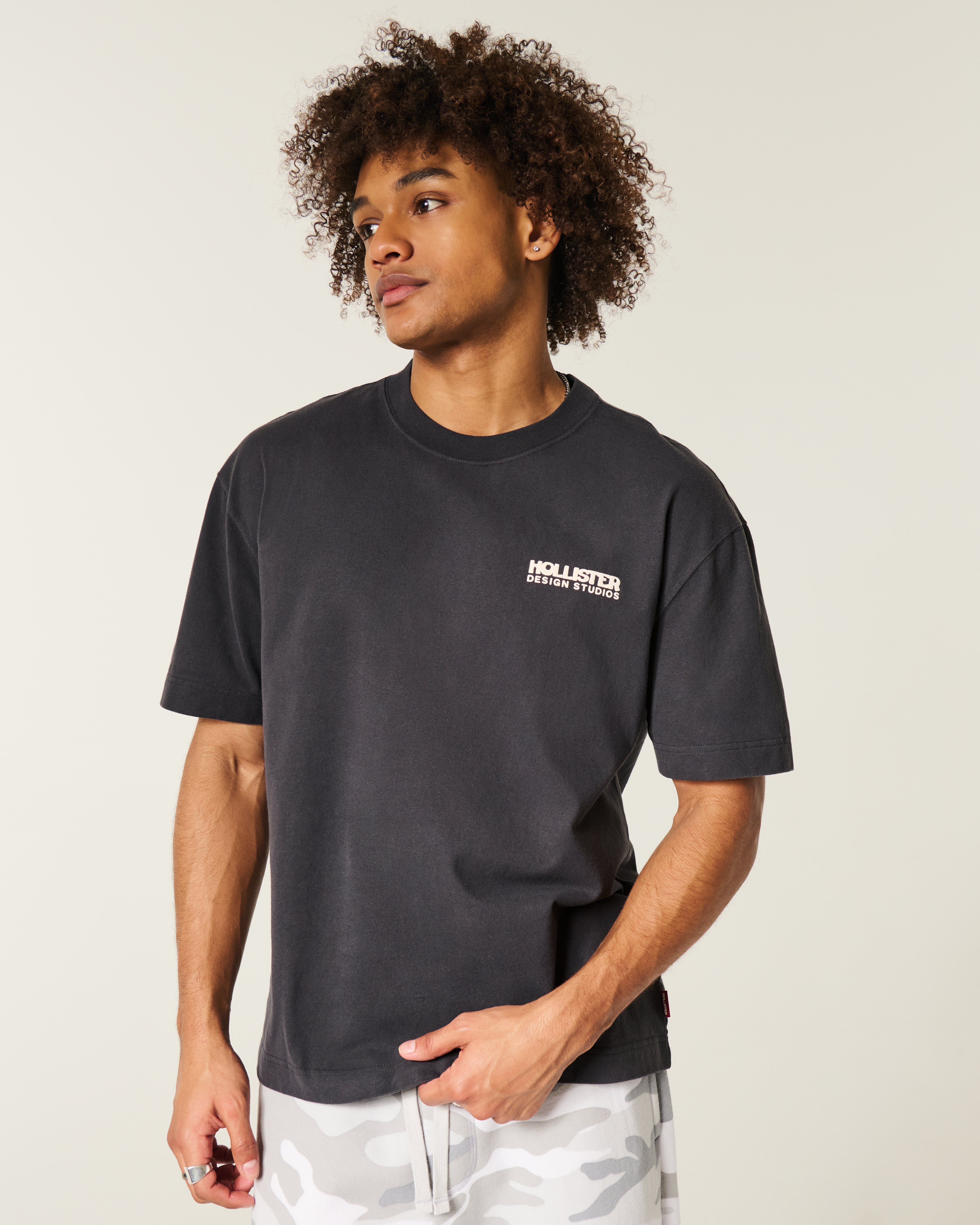 Мужские футболки Hollister Boxy Heavyweight Camo Logo Graphic Tee — фото 2