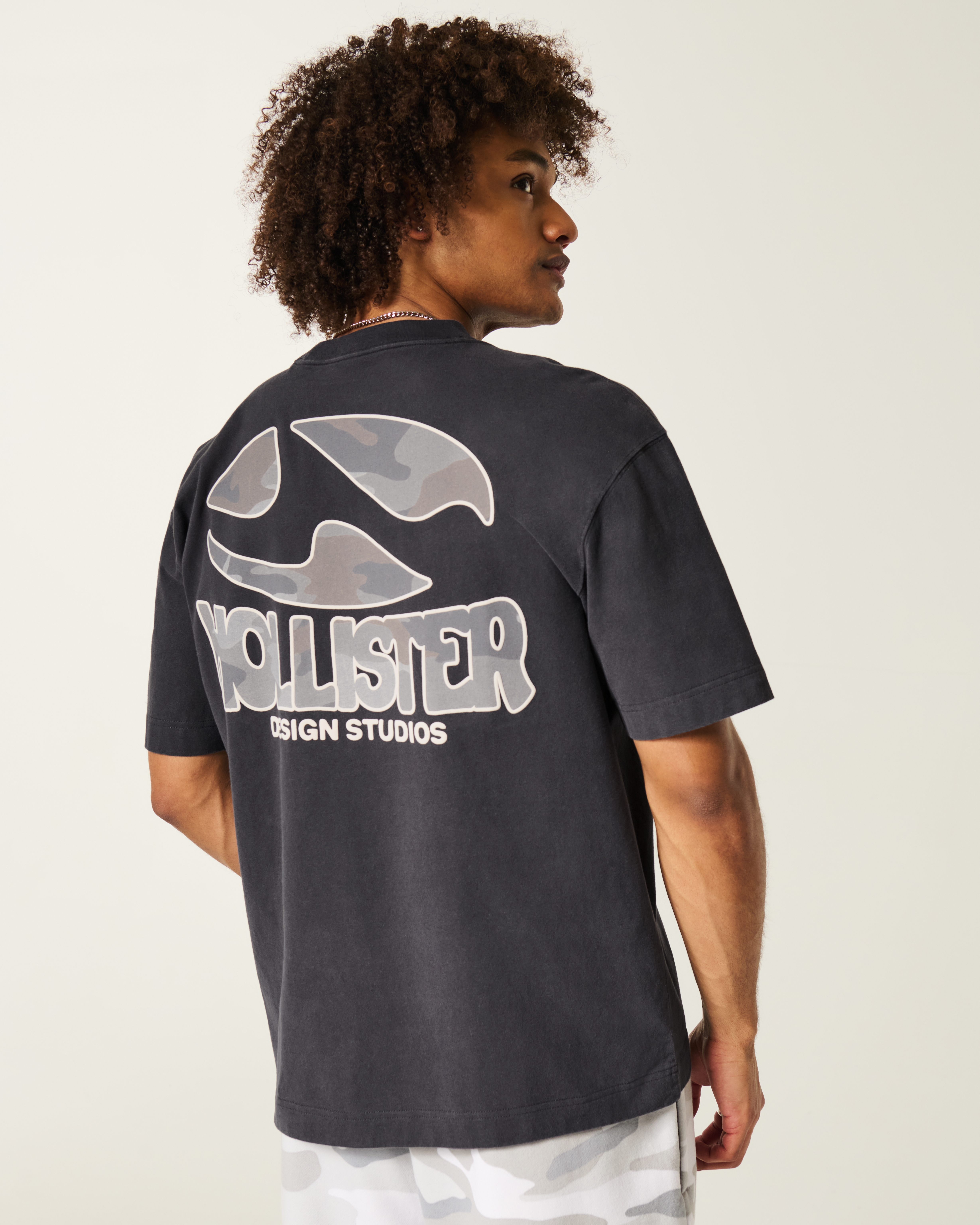 Мужские футболки Hollister Boxy Heavyweight Camo Logo Graphic Tee — фото 3