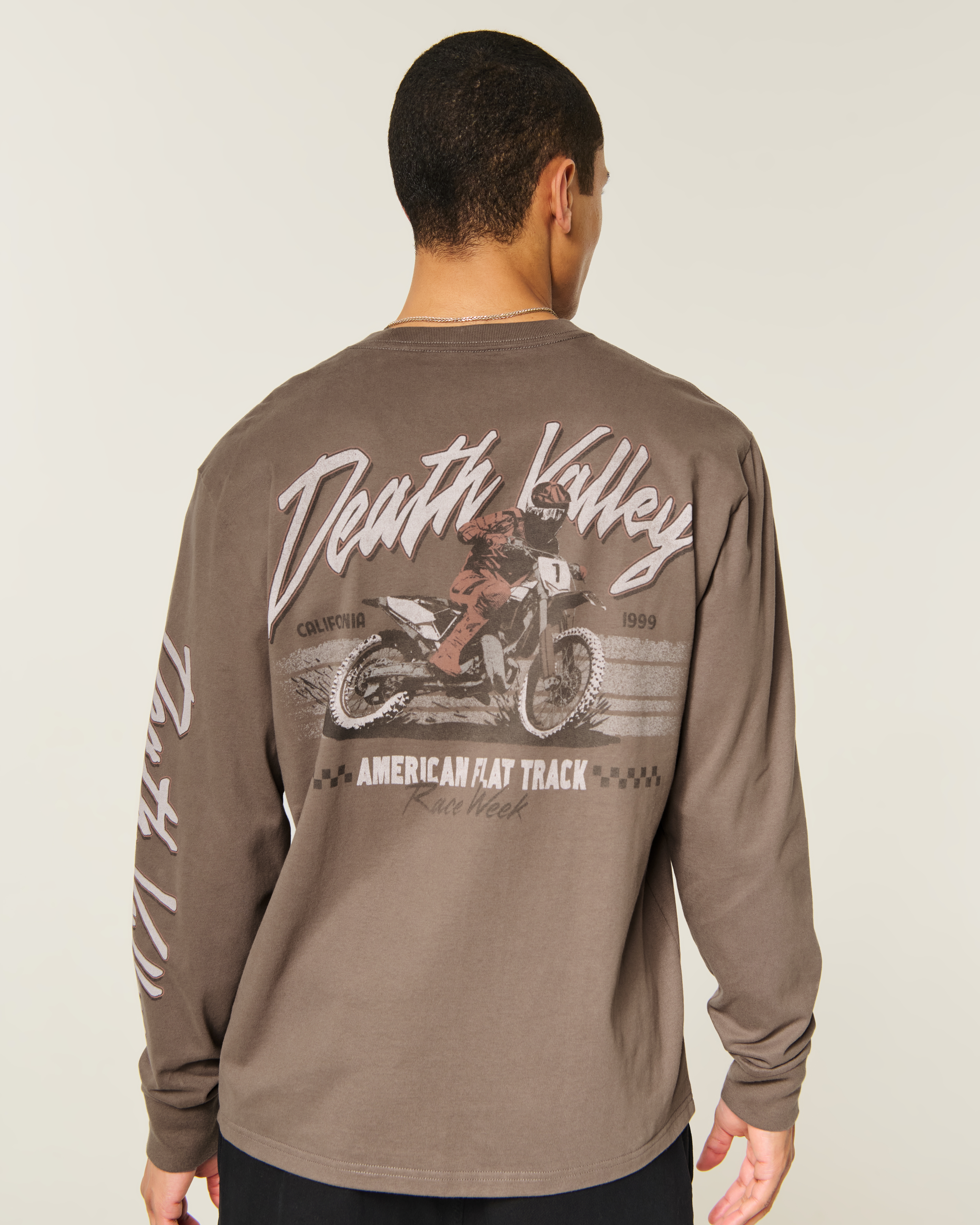 Мужские футболки Hollister Relaxed Long-Sleeve Death Valley Graphic Tee — фото 2