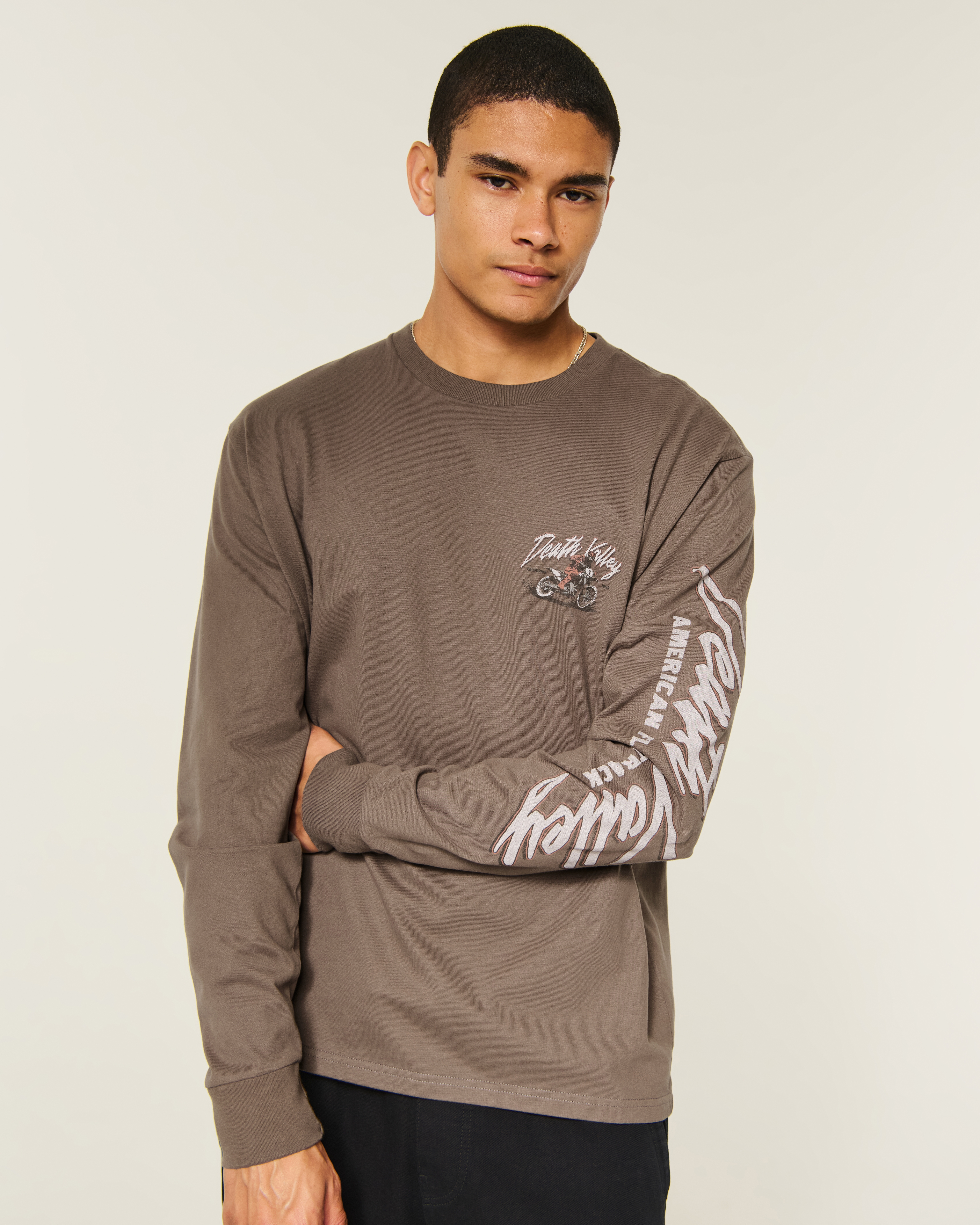Мужские футболки Hollister Relaxed Long-Sleeve Death Valley Graphic Tee — фото 3