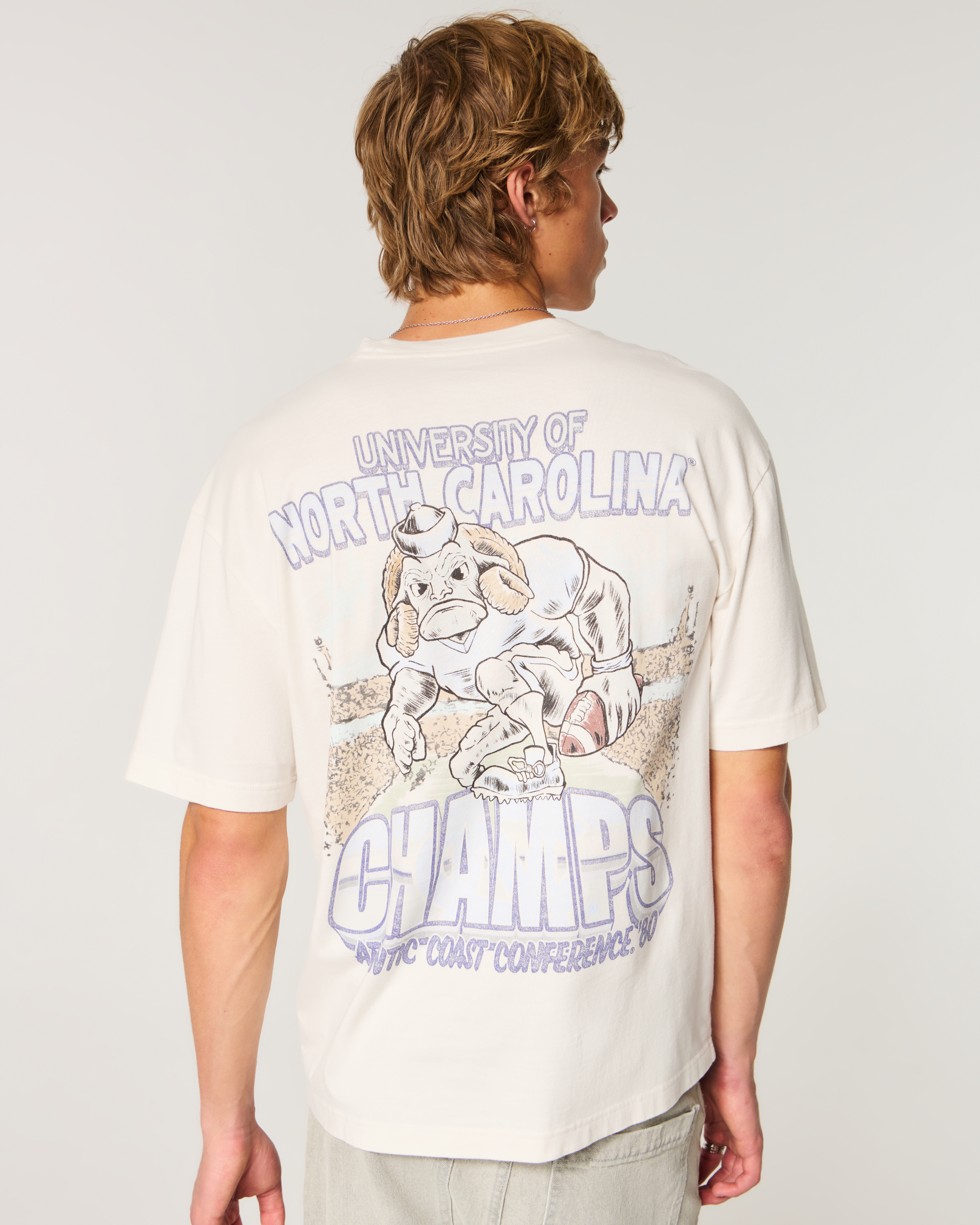 Мужские туфли Hollister Boxy University of North Carolina Tar Heels Graphic Tee — фото 2