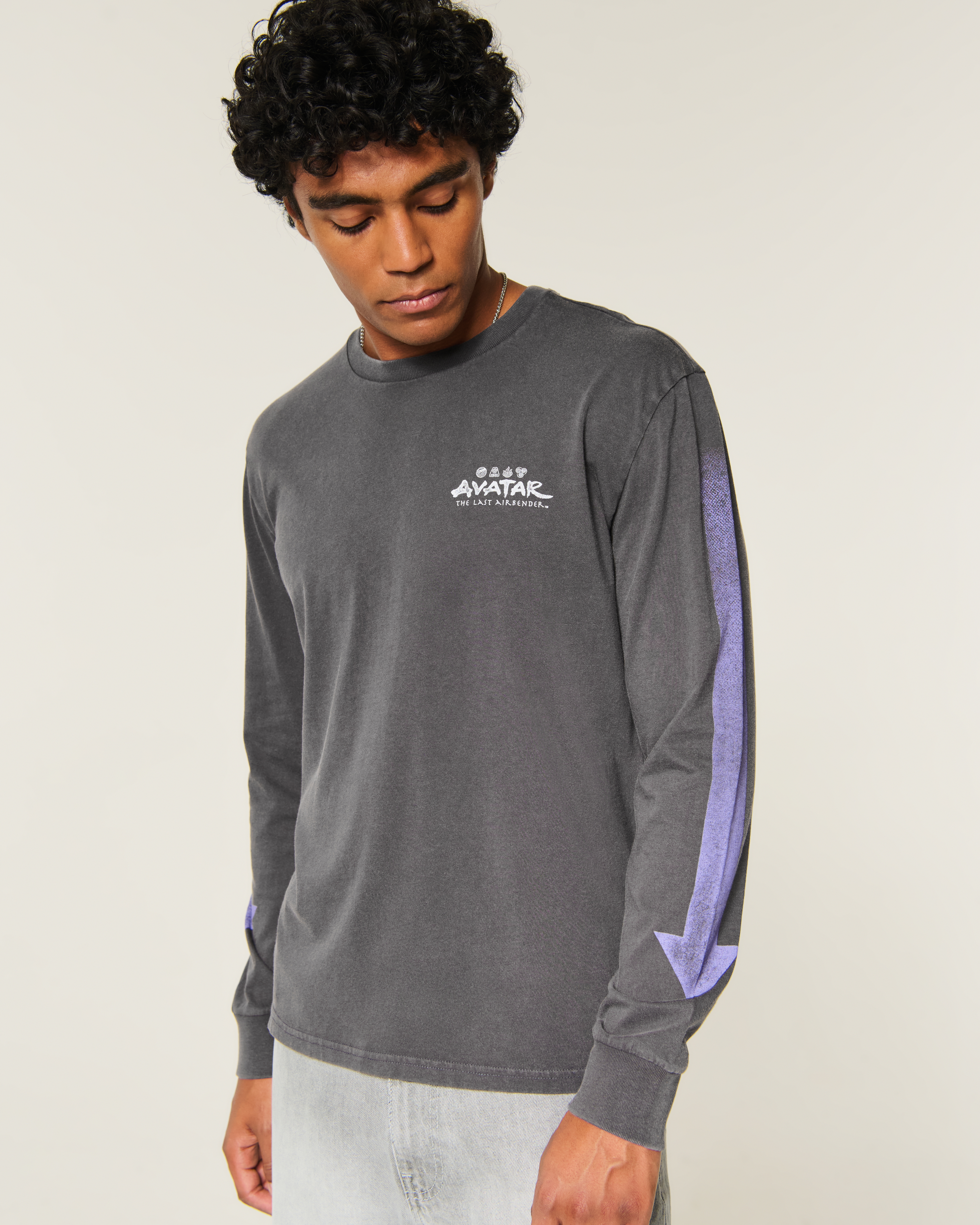 Мужская футболка Hollister Relaxed Long-Sleeve Avatar: The Last Airbender Graphic, цвет: Чёрный — фото 2