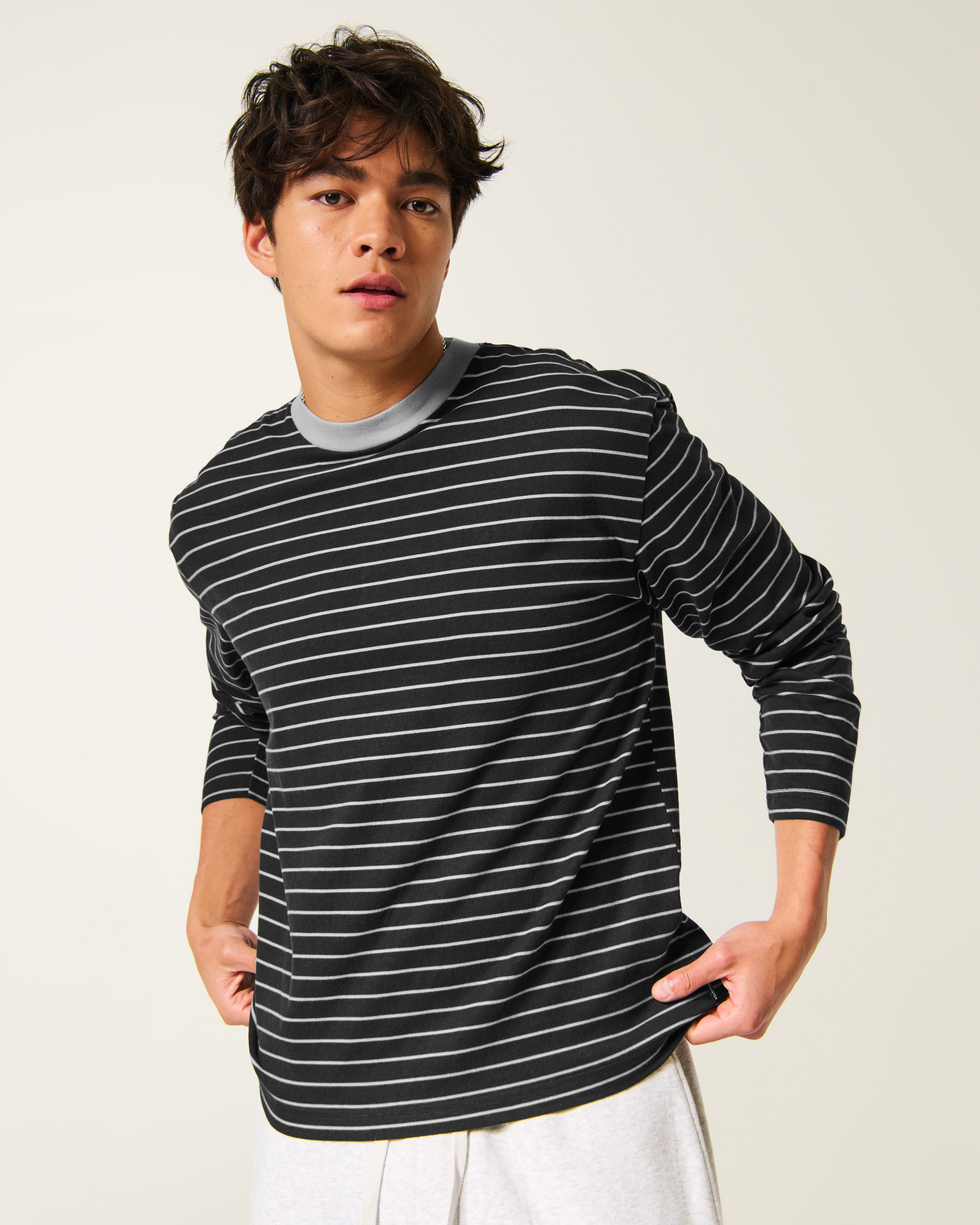 Мужские футболки Hollister Boxy Heavyweight Long-Sleeve Cotton Crew T-Shirt — фото 2