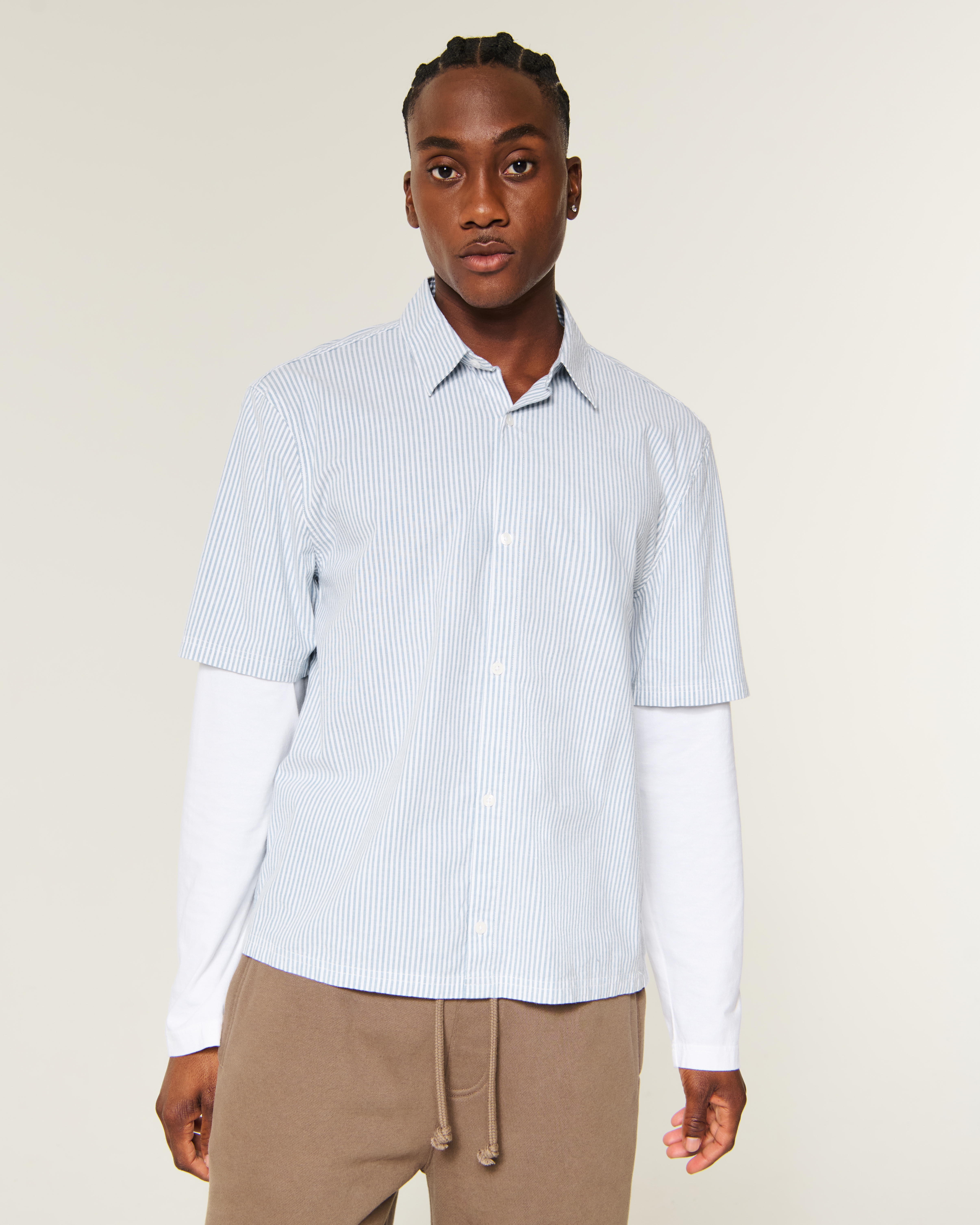 Мужская рубашка Hollister Boxy Layered 2-in-1 Button-Through, цвет: Светлый синий полосатый — фото 2