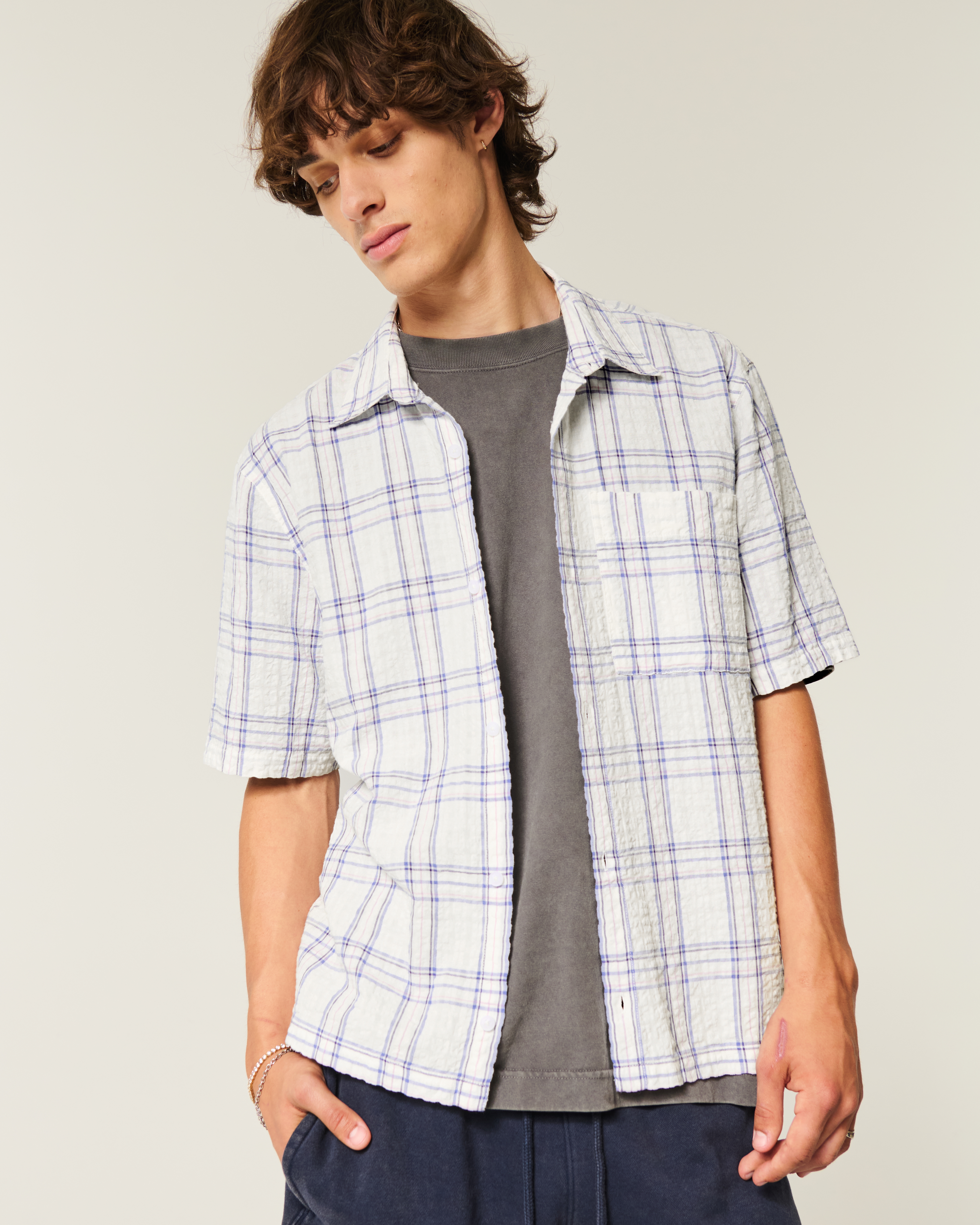 Мужская рубашка Hollister Boxy Short-Sleeve Pocket, цвет: Белый клетчатый — фото 2