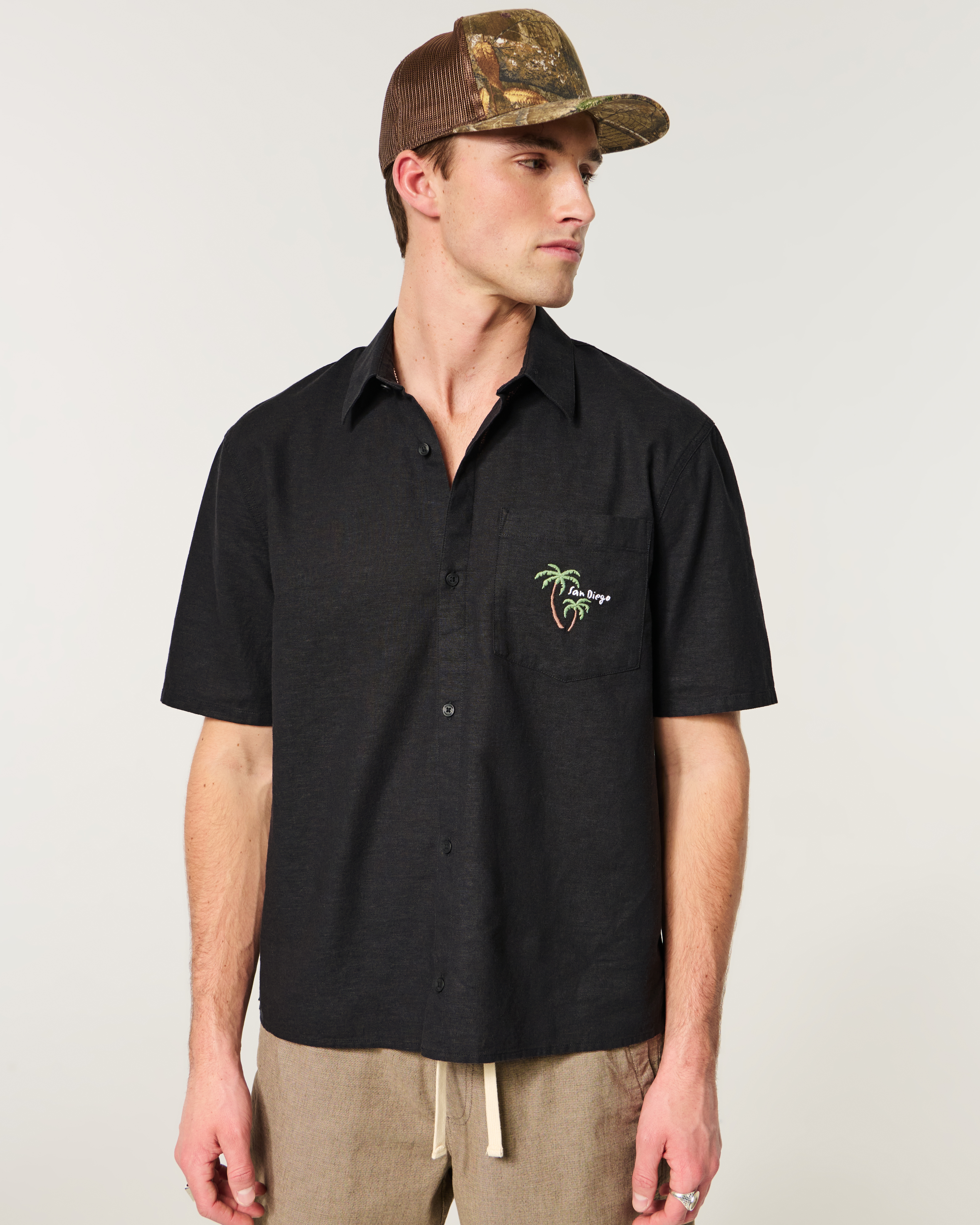 Мужские рубашки Hollister Boxy Short-Sleeve Linen-Blend San Diego Graphic Shirt — фото 2