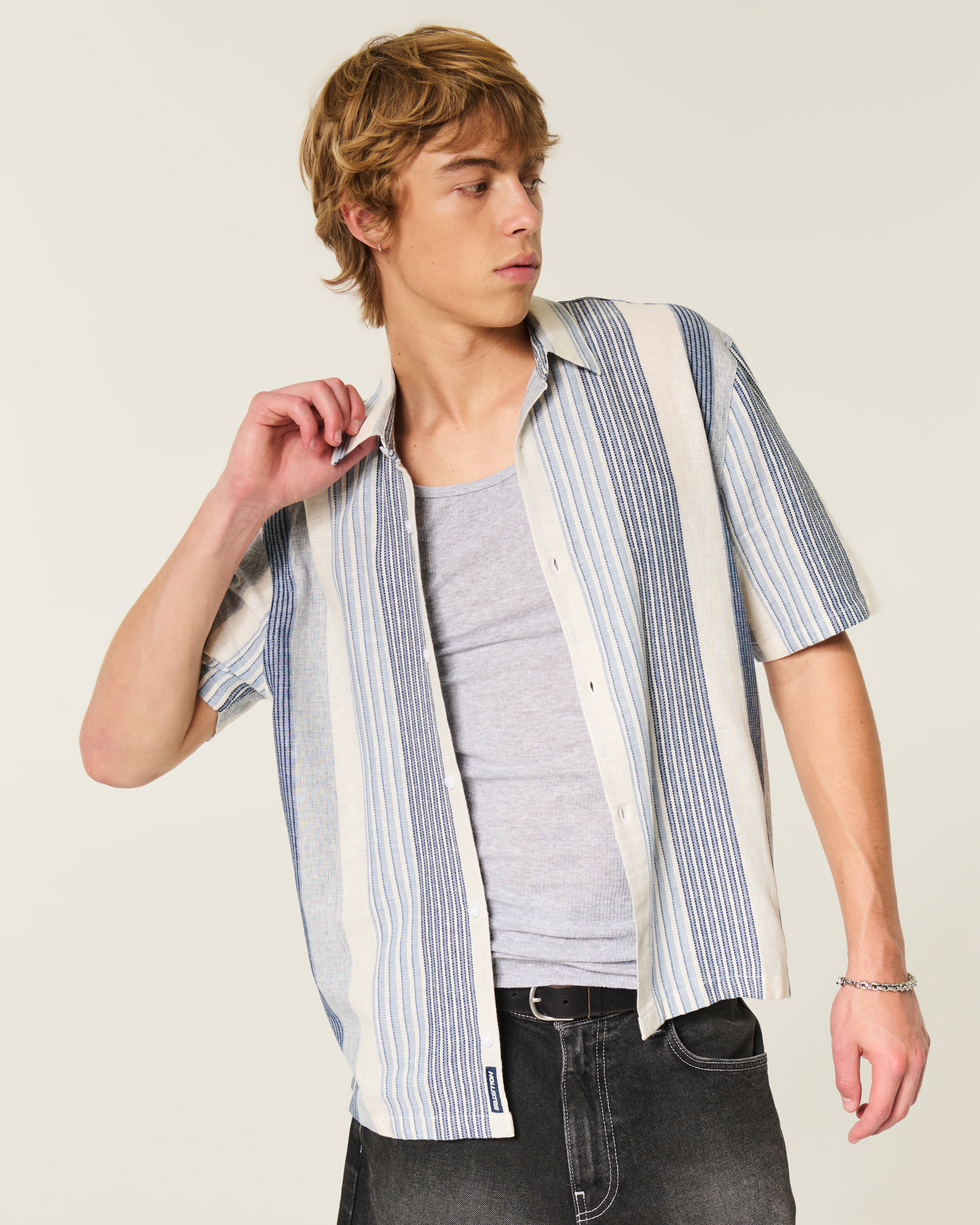 Мужская рубашка Hollister Boxy Short-Sleeve Textural Stripe, цвет: Синий полосатый — фото 2