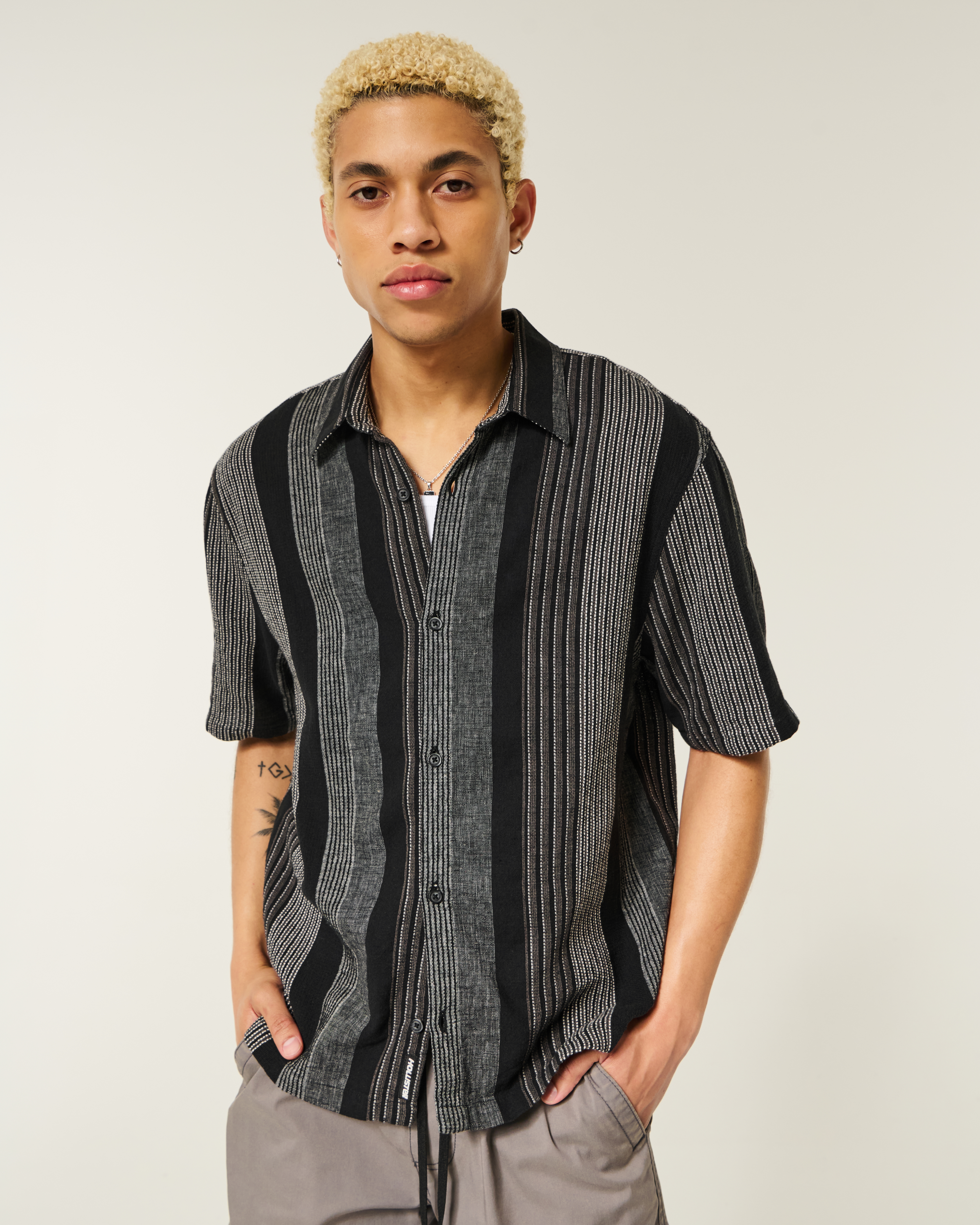 Мужские рубашки Hollister Boxy Short-Sleeve Textural Stripe Shirt — фото 2