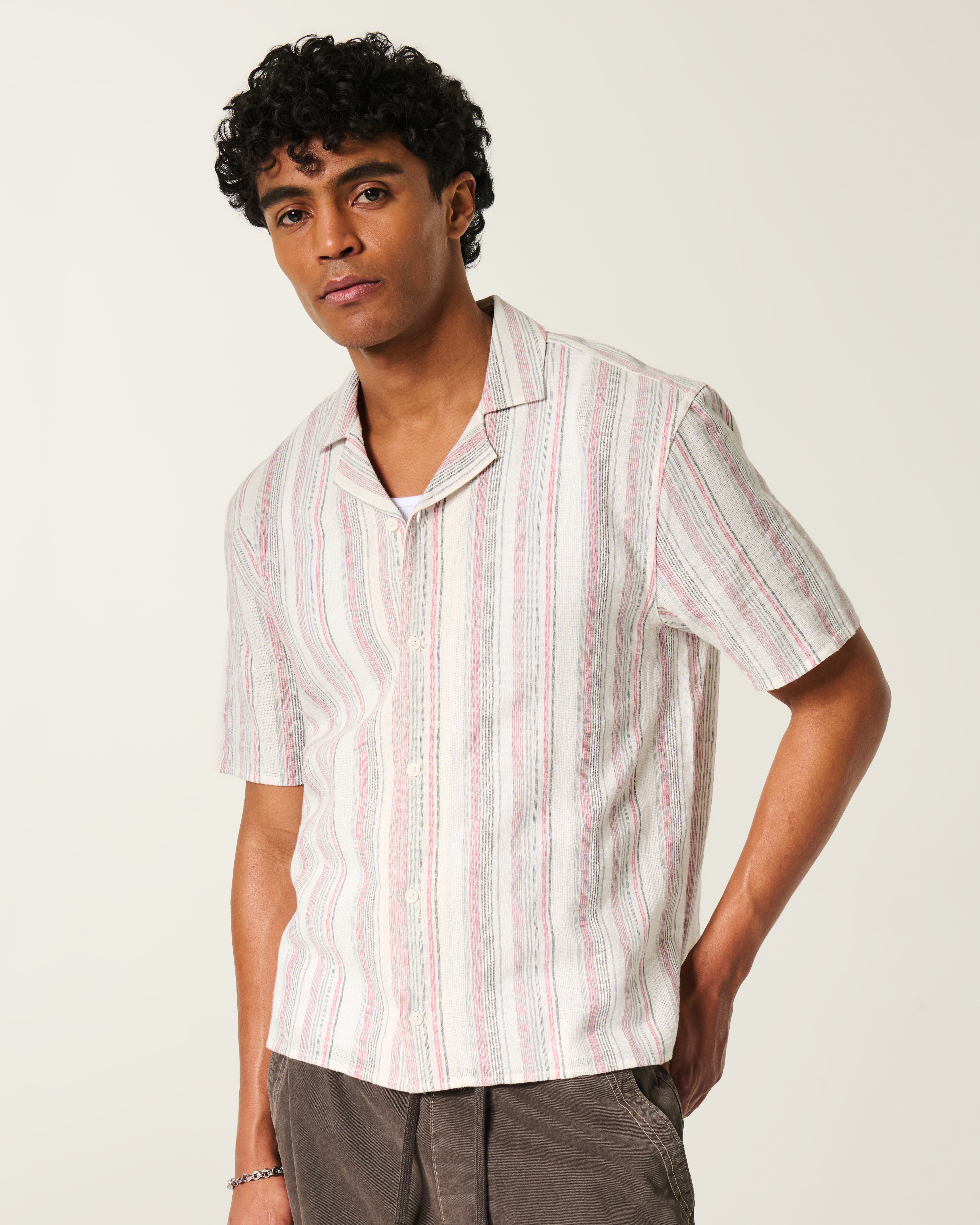 Мужская рубашка Hollister Boxy Short-Sleeve Linen-Blend, цвет: Кремовый полосатый — фото 2