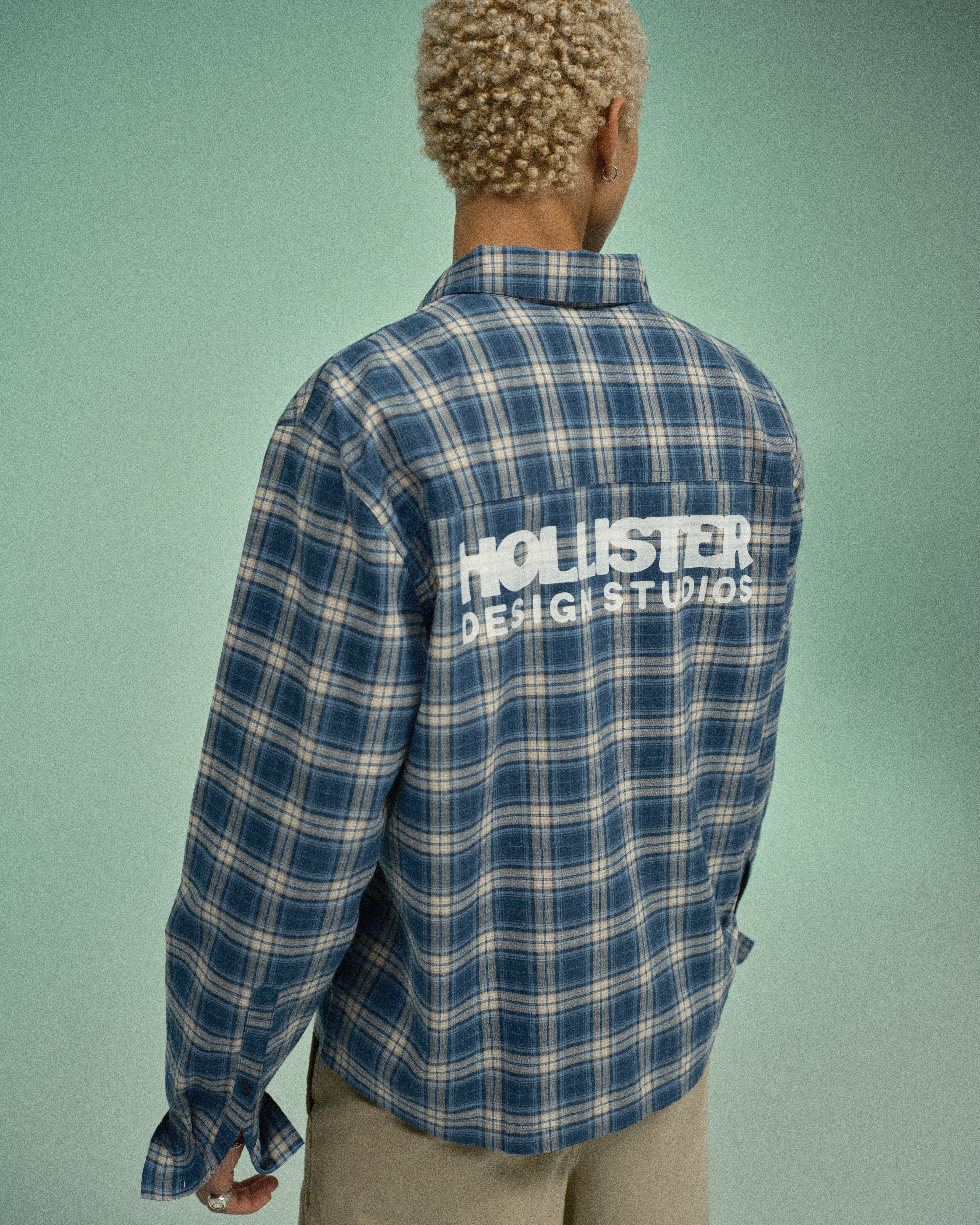Мужские рубашки Hollister Boxy Poplin Button Front Logo Graphic Shirt — фото 2