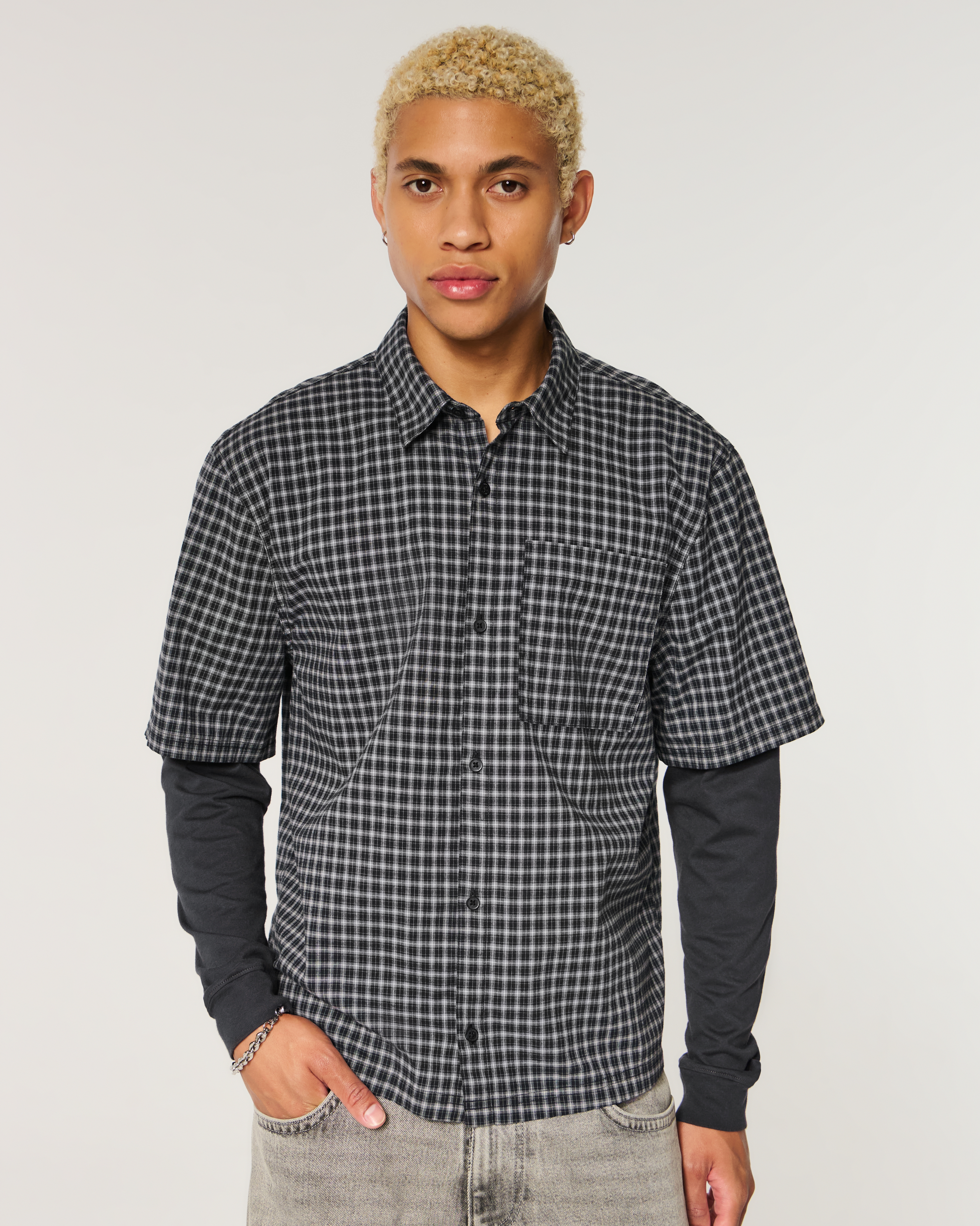 Мужская рубашка Hollister Boxy Layered 2-in-1 Graphic, цвет: Чёрный клетчатый — фото 2