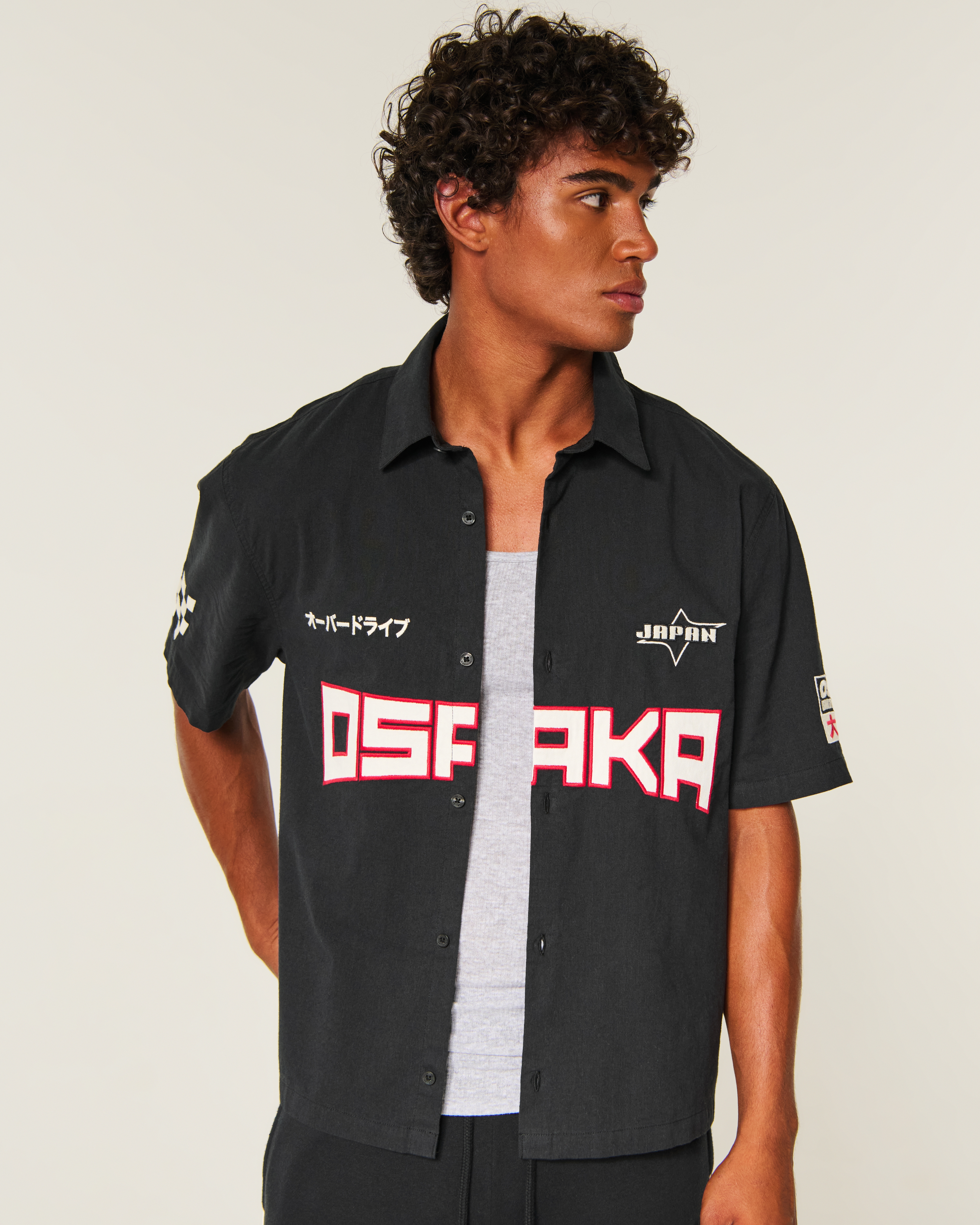 Мужская рубашка Hollister Boxy Short-Sleeve Osaka Street Racing Graphic, цвет: Чёрный — фото 2