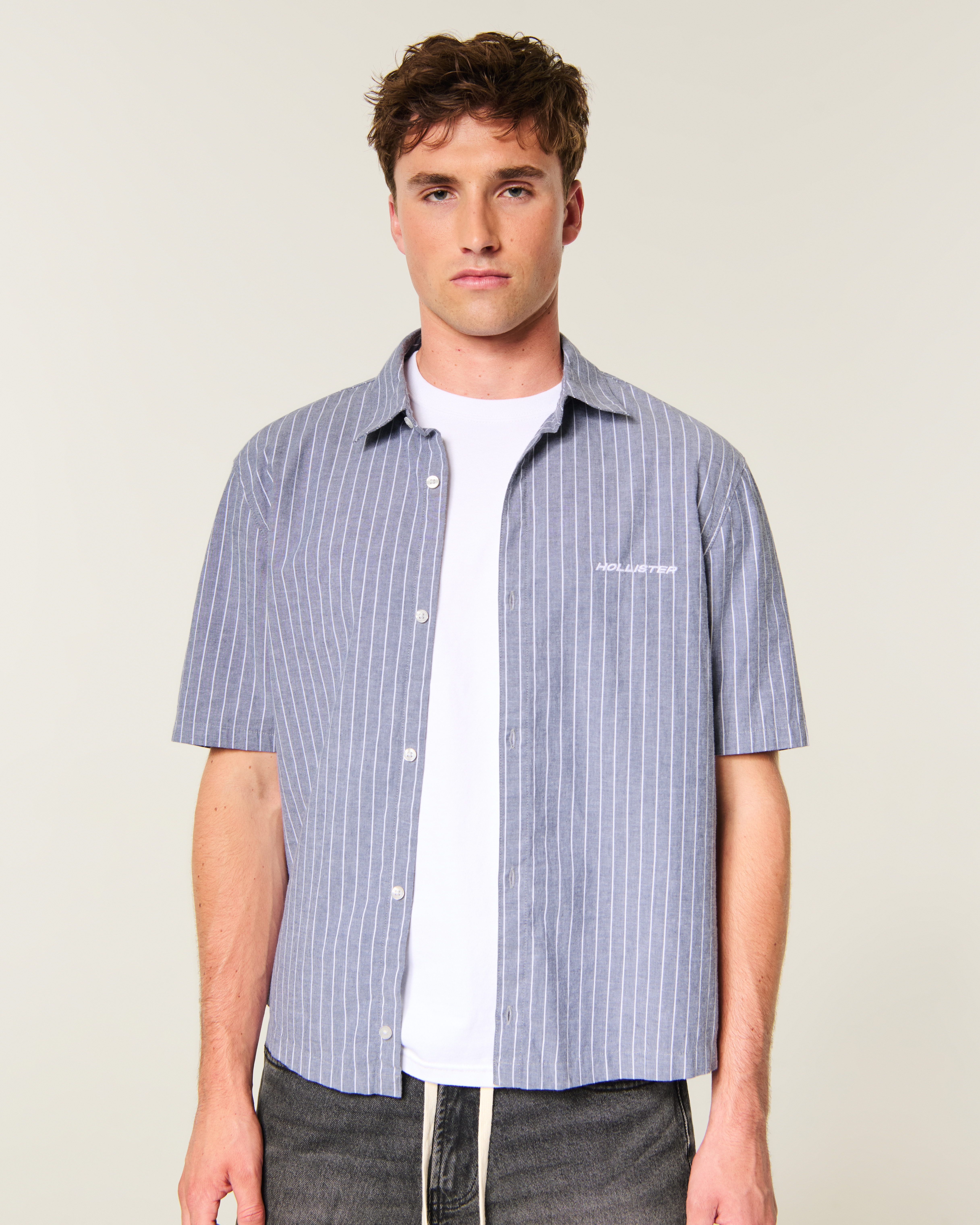 Мужские рубашки Hollister Boxy Short-Sleeve Logo Graphic Shirt — фото 2