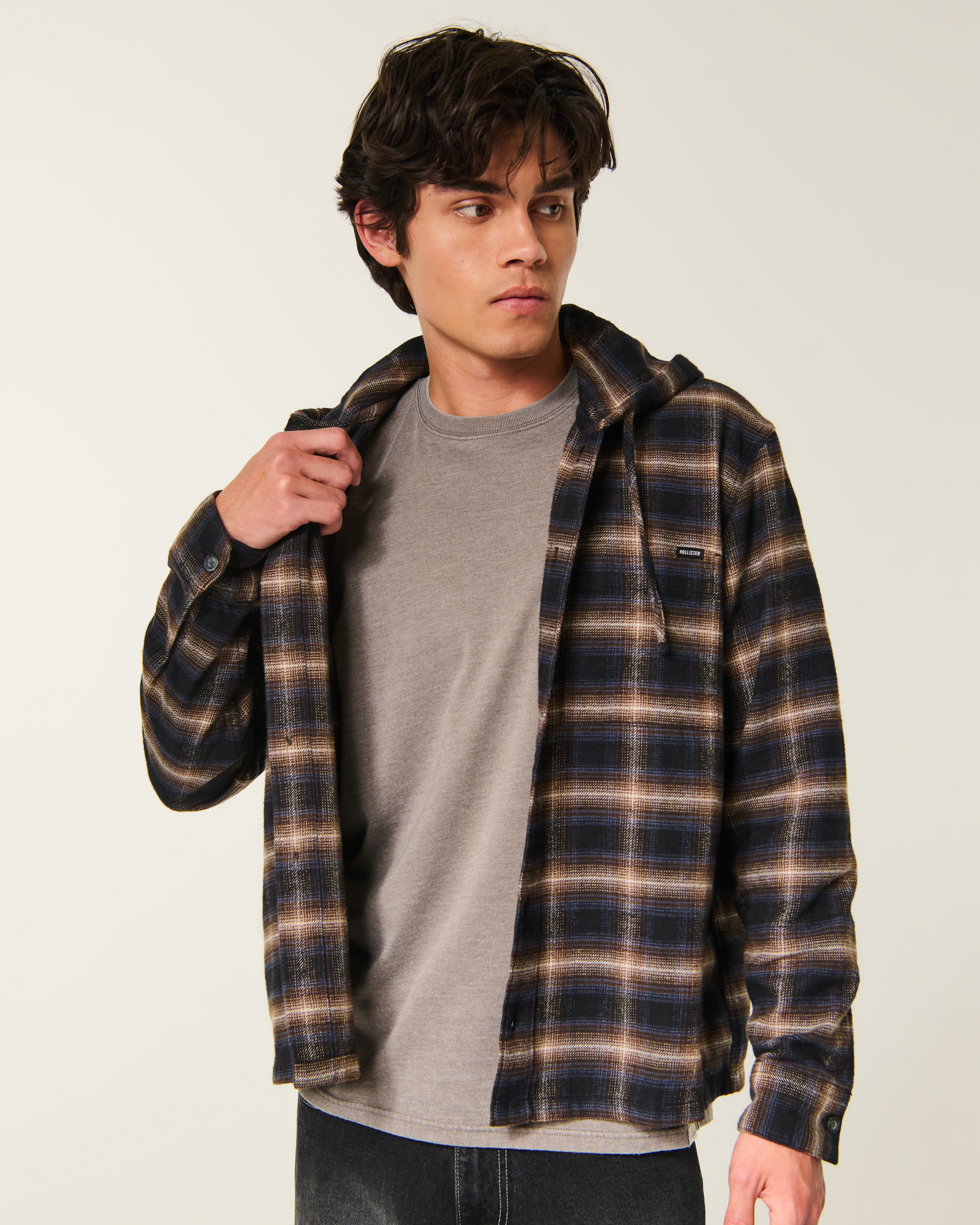 Мужская рубашка Hollister Boxy Hooded Flannel, цвет: Чёрный — фото 2