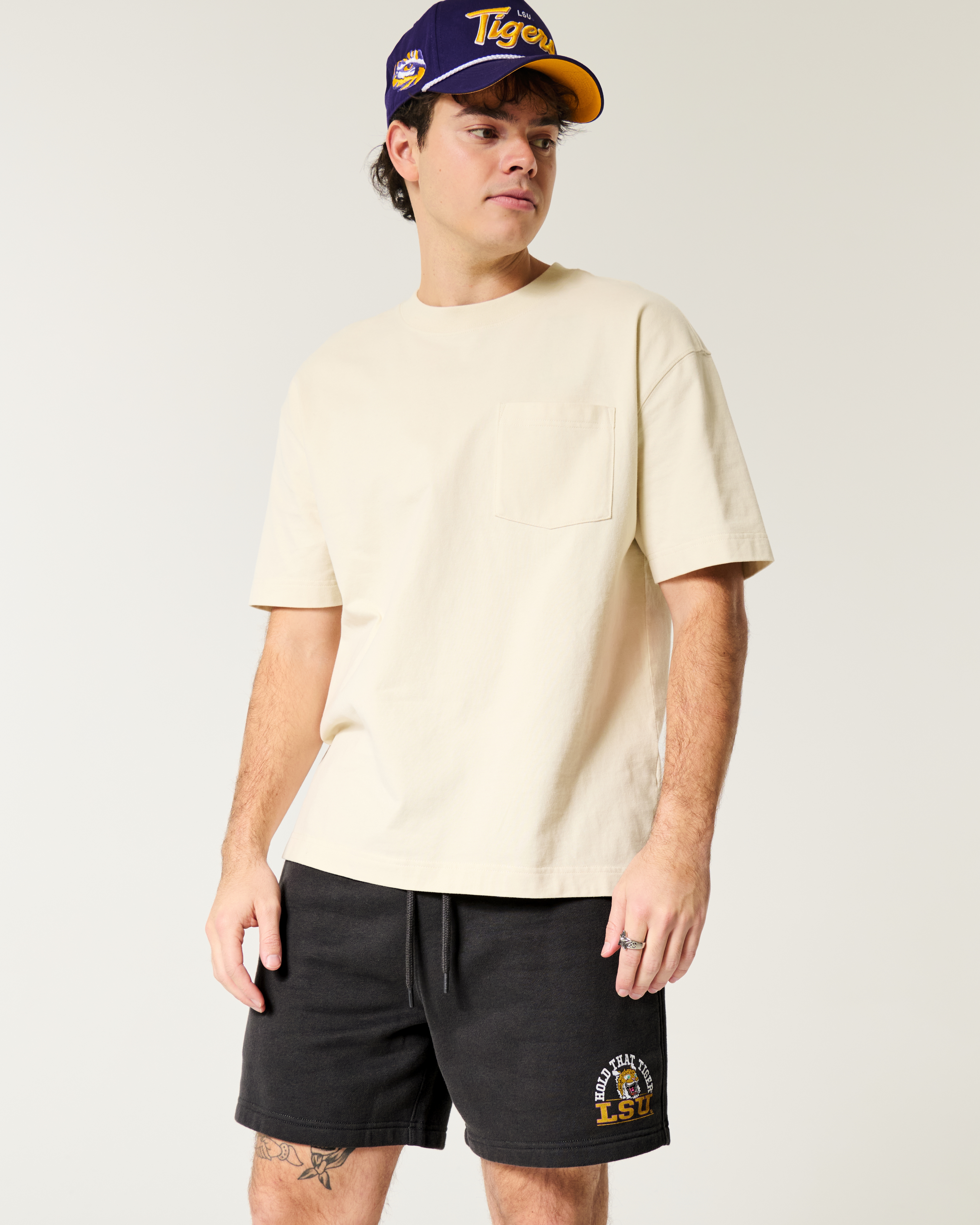 Мужские шорты Hollister Mid-Thigh Fleece LSU Tigers Graphic Shorts — фото 2