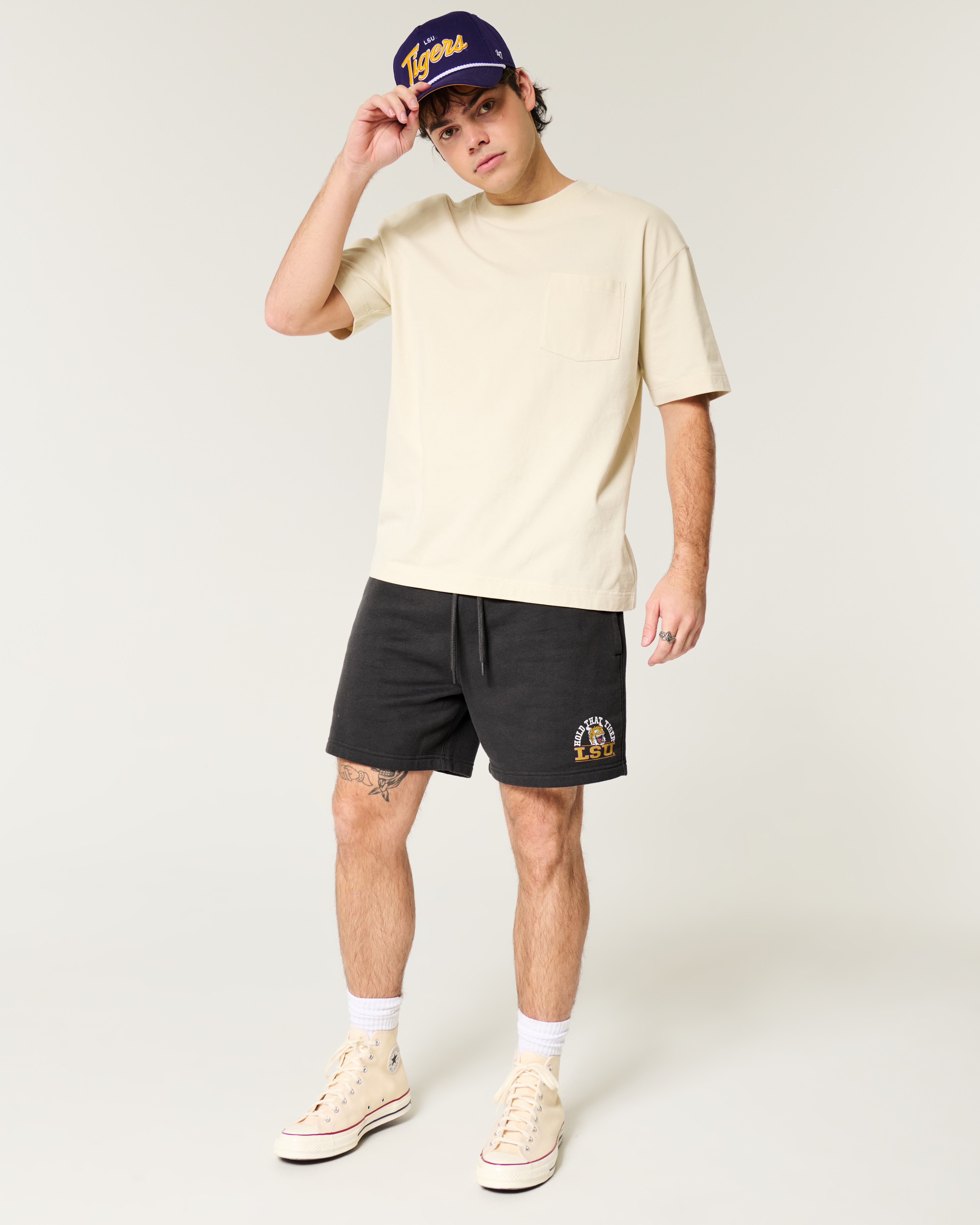Мужские шорты Hollister Mid-Thigh Fleece LSU Tigers Graphic Shorts — фото 3