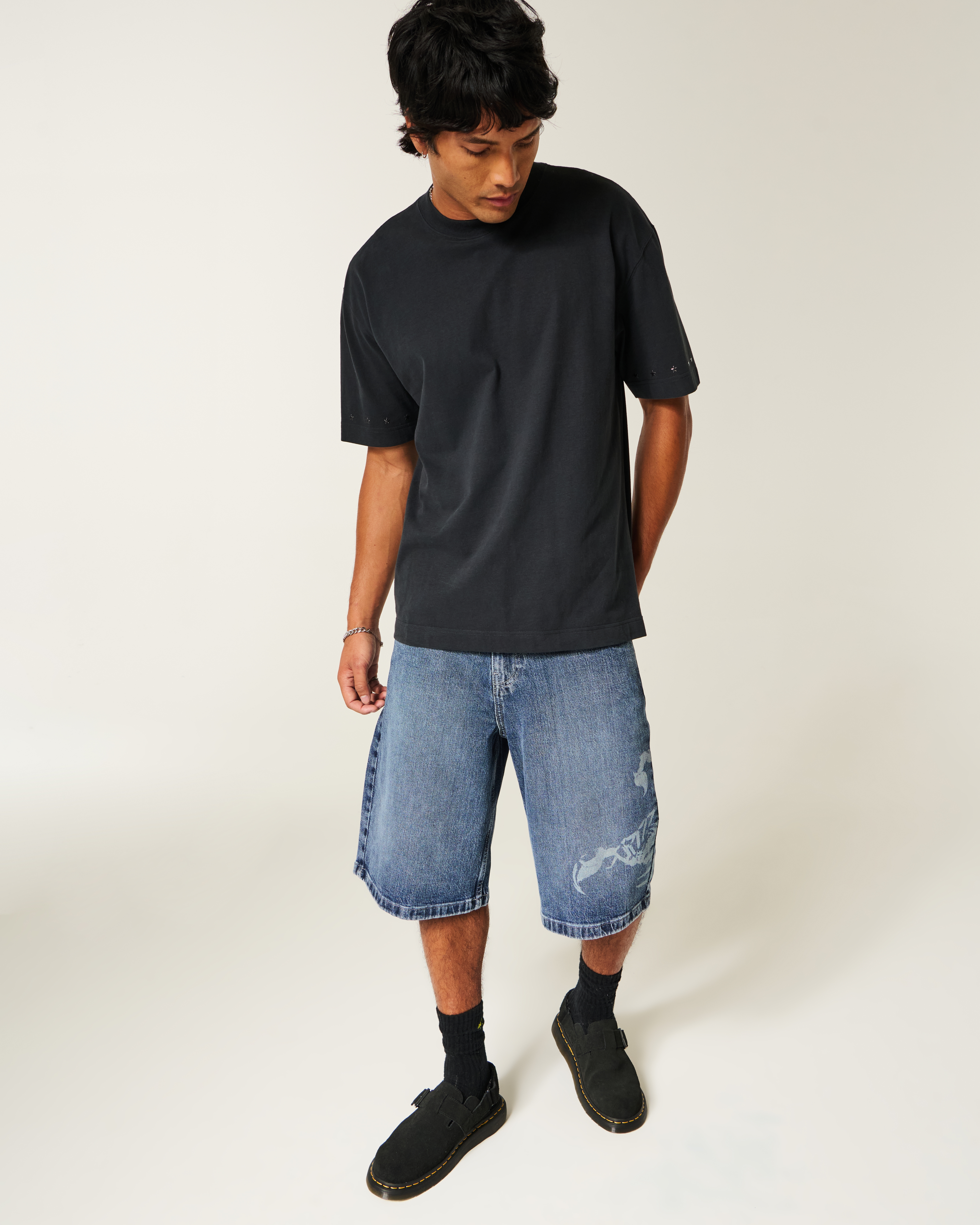 Мужские шорты Hollister Scorpion Graphic Super Baggy Denim Shorts, цвет: Средний — фото 2